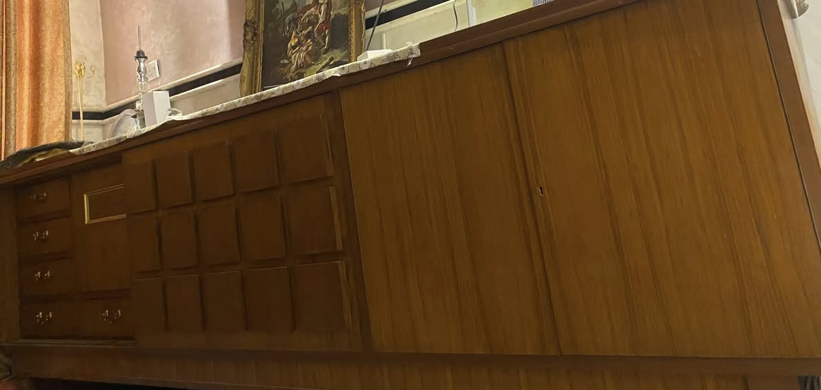 السلام عليكم بوفية للبيع 

داخل وخارج صاج نضيفة بيها 5 مجرات + بابين بيها رفين + باب سلايت من داخلها جام ورفين كبار 
مكاني بغداد الدوره 
واتساب ***********
