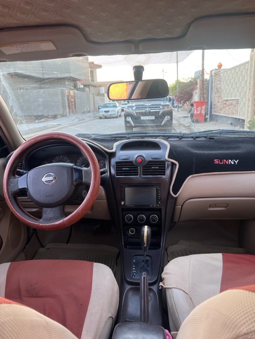 موديل ٢٠١٣ كوري مكفولة ماعدا بارد بسيط بالباب والسيارة بيه جراد بالصبغ 