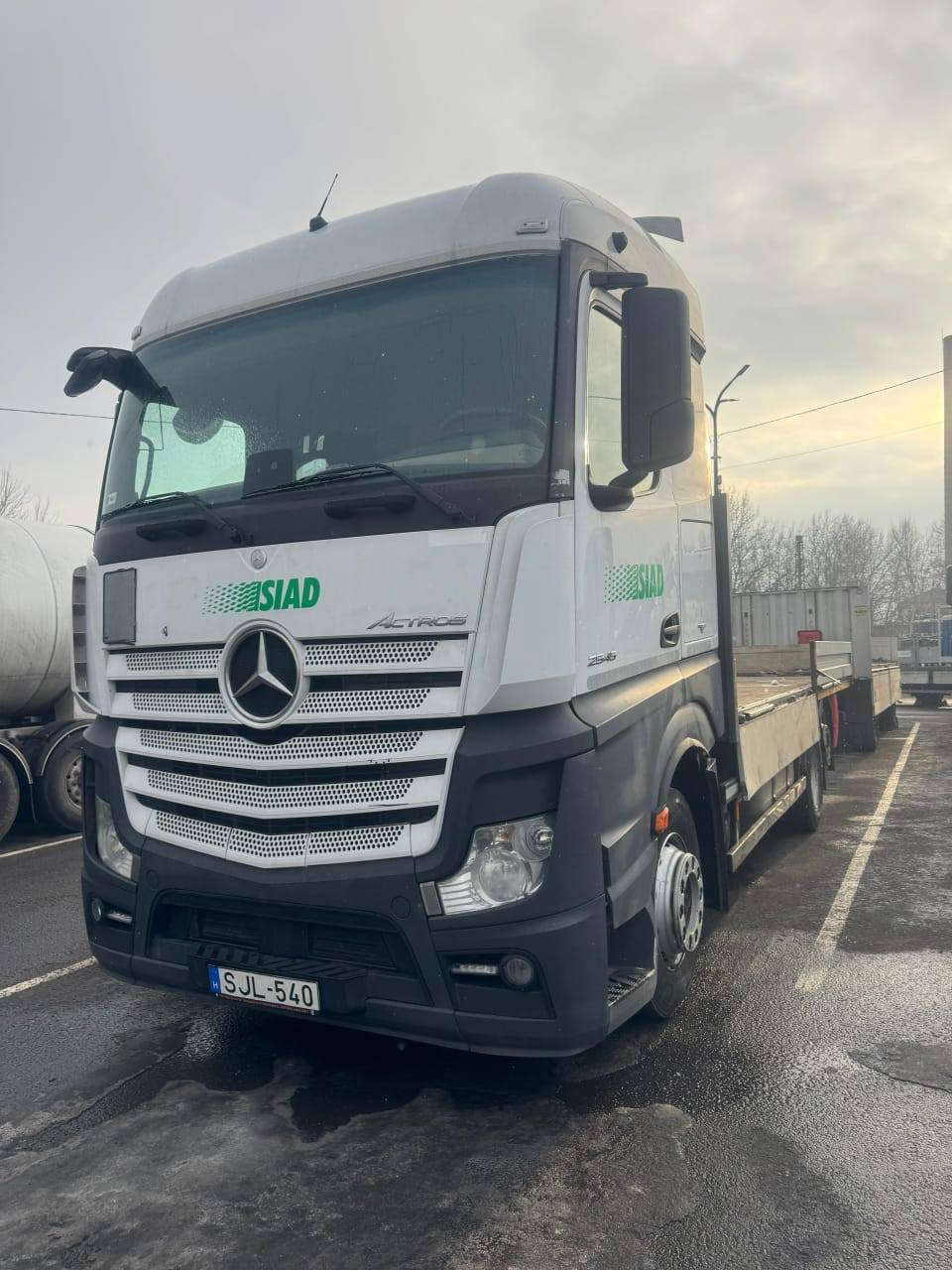 عن قريب انشاءالله  
للبيع موديل 2017 فول موسفات حجم 2545 رقم كاتي 
***********
***********
