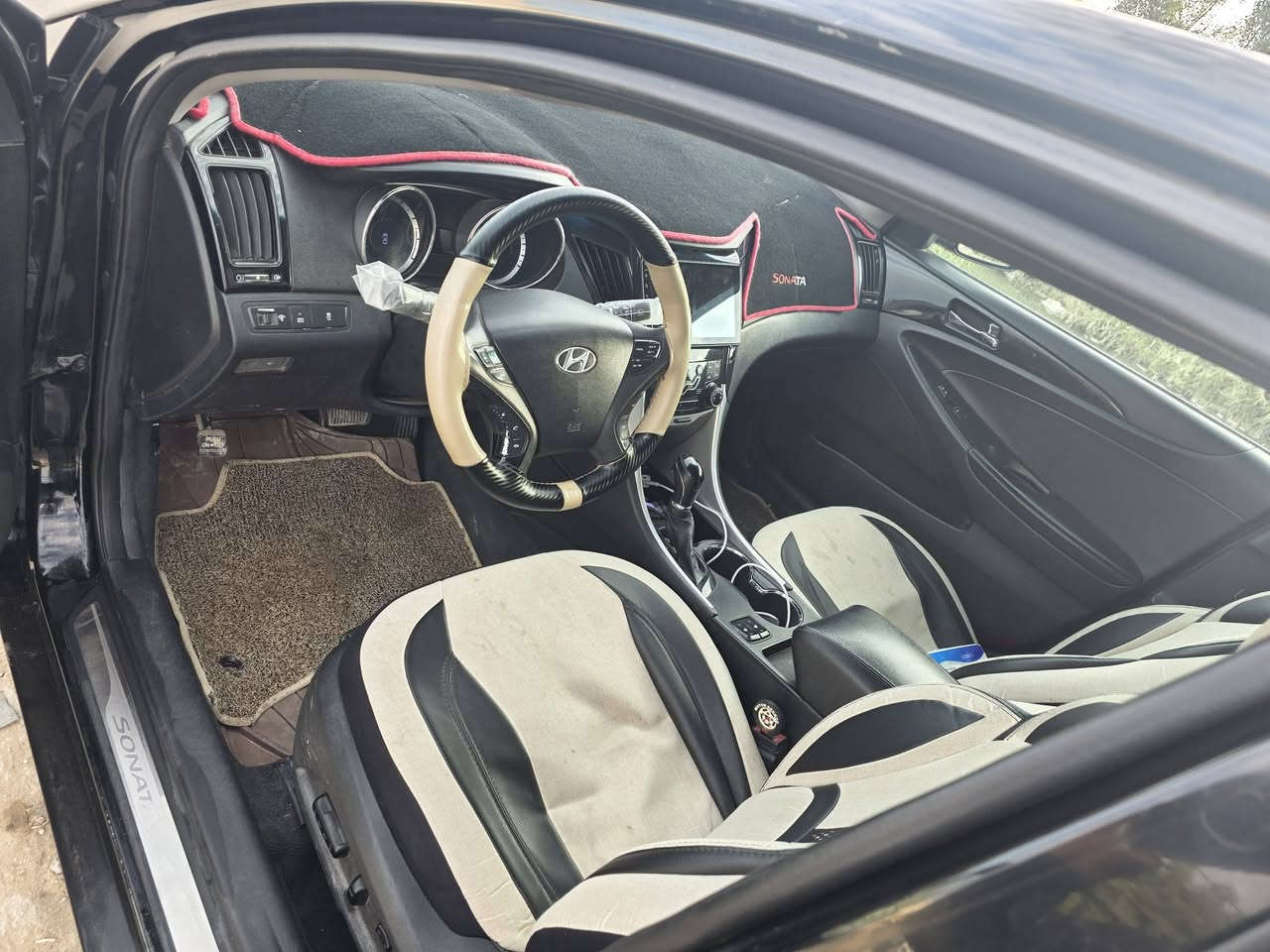 من رخصه الادمن المحترم..
سوناتا امريكي ٢٠١٣
حادث جاملغ امامي ايمن تبديل بدون دواخل
مع جاملغ خلفي صبغ فقط بدون دواخل

مكينه ٢٤٠٠ جي دي اي مكفوله
كير مكفول 
تبريد مكفول 
السعر ٩٠ وبيه مجال بسيط جدا
ديوانيه (***********)
سيارة جديده ومتعوب عليه وترايك وين متريد ❤️
