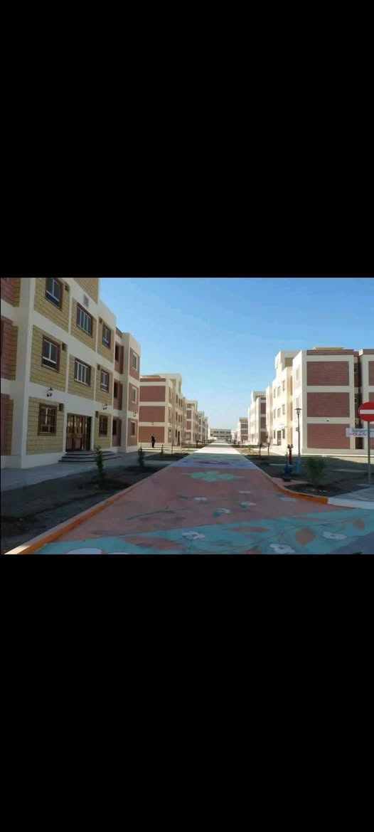 للبيع شقه في المربع الذهبي مؤثثه طابق 2 مال شهداء يعني (حره) حاليا فارغه بأسمي (بدون دلاليه) المساحة 120 متر تحتوي ثلاث غرف نوم وصالة كبيرة ومطبخان حار وبارد كهرياء مستمره 24 ساعة وقوائم مصفرة ماء وكهرباء شقة نضيفه جدا والجيران مرتبين حيل والعمارة هدوء وللتفاصيل اكثر الاتصال على الرقم: *********** واتساب 
موجودكاونتر تركي 
طباخ 
شافطه 
مطبخ حار بارد
منظومه ماء حلو
سبلن طن بالمطبخ
غرفة نوم أخشاب إيطالي 
مكيف طنين كرافت
بردات 
مراوح
ثريات
شاشه 32
تانكي عدد 2
صحن ستلايت عدد 3
