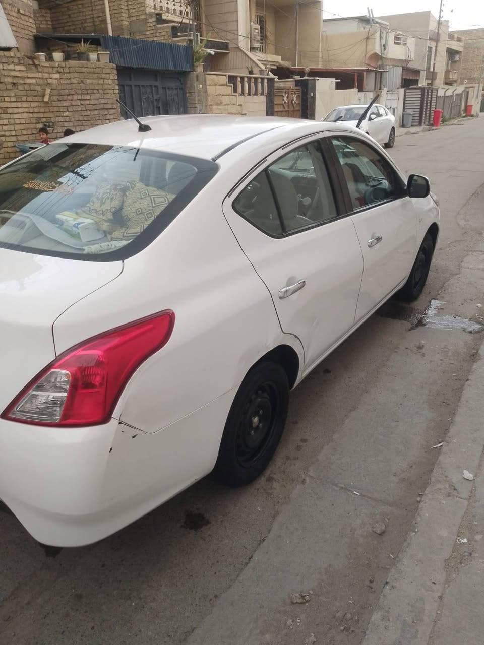 سلام عليكم نيسان سني 2020 ام البليته الزرقه ماشيا 65الف حقيقي  السياره بعدها جديده ما متعوبه  صدرها جديد قبل شهر سويتا شاشه تبريد ثلج تدفئه خير من الله .
هزة جديده سنويه ل31 باسمي 
مكفوله من الصبغ والتبديل بيها طخات 2 موضحات بل الصور السياره عارضها 107 وبيها مجال بسيط
مكلف بنشر ***********
