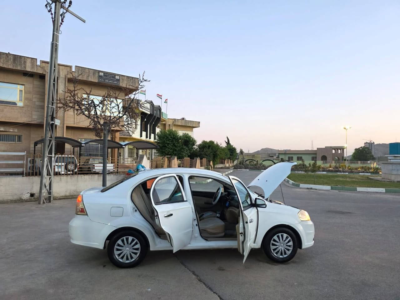 😮فرۆشتنی خێرا😮
😮بەلاش بەلاش 😮
😮تەنهاو تەنها 37 وەرەقە😮
شۆفرلێت ئەڤیۆ مۆدیل 2010 فوول مواسەفات
گێڕ تۆماتیک و تەبرید و مەکینە فەل
ئاڕمی پلاستیکی دهۆک بەشەرتی سەیتەرە مەفرەزە دایرەی مرور
ناوزەرد چوار جام کارەبا ئاوێنەکارەبا 
شاشەو کامێرە قوفڵ مەرکەزی 
ئاڕموو ئەوەلیات بەشەرت موس و بڕاوە نەبێت و گێڕو مەکینەو تەقەو ڕەقەی کامل بەشەرتە
دەعامی بۆ دەعامی بەشەرتە
شوێن... هەولێر
نرخ... تەنهاو تەنها 37 وەرەقە
ژ.م...***********
*********** أربيل, العراق
