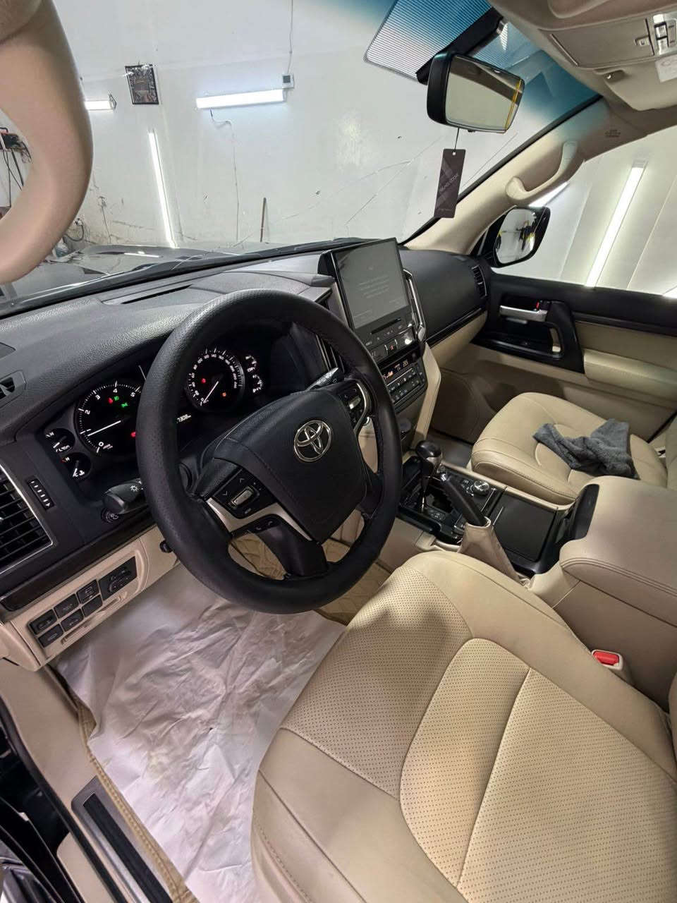 السلام عليكم 
تويوتا لاندكروز2020
فول مواصفات
 ساز  اصلي باب اول
رقم اربيل بسمي
 (مضلله بلسنويه)
كفاله من صبغ وبارد 
ع وضع الشركه
ماشية : 130 الف
// سلايت فتحه
// 5 الابواب بصمات
// تشغيل عن بعد
// تحكمات استيران جهتين
// لايت اسود
// زراك لايت
// جنطه كهرباء شفط
// دشبول لكزز
// مري قلاب ويا البگ
//نظام زحف
// دبل موس
// 8 ارباك
// كراسي كهرباء جهتين 
// شاحن واير ليست
// كشنات جلد 
// شاشه كبيره ام الدعاء 
// اناره داخلية  ..وانارة ترحيب وبعد بيهه مواصفات
// مكان السيارة ديالى
//سعر 545 مجال بسيط مجال
هاتف / *********** بعقوبة, ديالى
