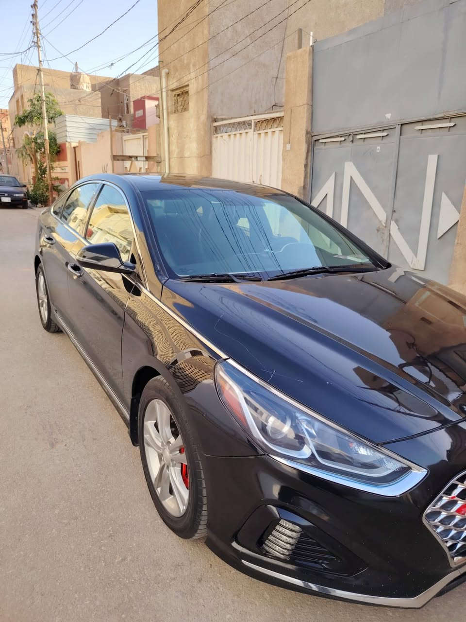 سلام عليكم للبيع فقط سوناتا 2018 شكل الـ 19 وارد أمريكي حادثها بنيد و جاملغ بدون دواخل السياره ماشيه 86 ألف ميل المحرك 2400  رقم اربيل الدولي بأسمنه تريد تحويل تريد وكاله مواصفات السياره فئة sport فول 
فتحة سقف-بصمة تشغيل-شاشه كبيره-كامره دواره-انارة ترحيب-رادار خلفي جانبي-كروس سرعه-شفتات سترن-ثلاث انواع قياده-كشنات كهرباء-الصندوق بصمه-تحديد مسار - و بعد بيها مواصفات صور الحادث و السونار مرفقه مع الصور 
السعر 140 و بيها مجال المكان بغداد حي الإعلام 
واتساب ***********
