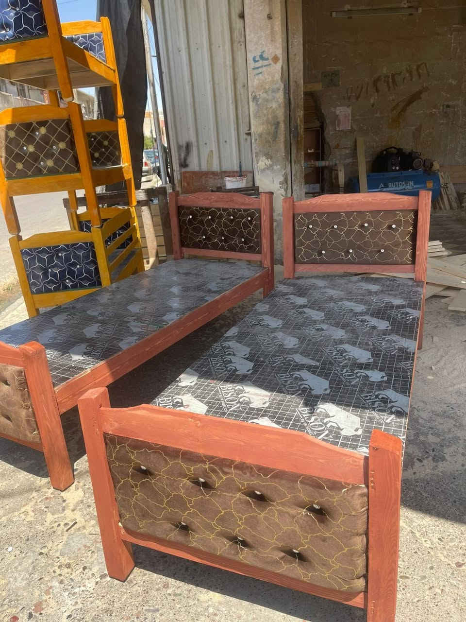 تخوته جديدة (غير مستعملة) - نفر واحد 🌸

مميزات التخت:

🌲 نوع الخشب: عراقي أصلي ومتين.

✨ النوعية: ثقيل جداً ويتحمل وزن لغاية 150 كيلو (شرط ومتانة).

📐 القياس: 200 سم × 80 سم.

💰 السعر: عروض خاصة بسعر الجملة! التخت الواحد بـ 50 ألف بس!

خدمة التوصيل والضمان:

🚚 التوصيل: متوفر داخل الموصل فقط (السعر من 5 إلى 10 آلاف حسب منطقتك).

🤝 شرط الفحص: افحص القطعة يم الباب واستلمها، إذا ما طلعت نفس الصورة والمواصفات لا تأخذها وترجع على حسابنا!

📥 للحجز والاستفسار، أرسلي رسالة خاصة أو علقي على المنشور.


**إذا كنت صاحب هذا الإعلان وتريد حذفه لأي سبب، رجاءا أرسل رسالة إلى الدعم الفني**