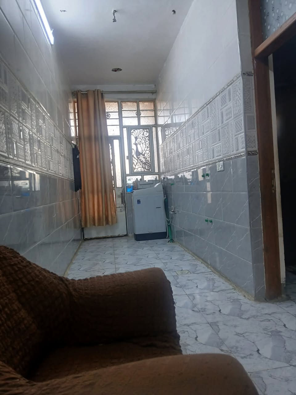 السلام عليكم 
بيت للبيع تجاري  على شارع الحشد 150 م رقم العقار 2473 مقابل ال 27 طابقين يتكون من ثلاثة غرفة نوم واستقبال ومطبخين وصالة بناء درجة أولى سعر 160 مليون 
للاستفسار  ***********
