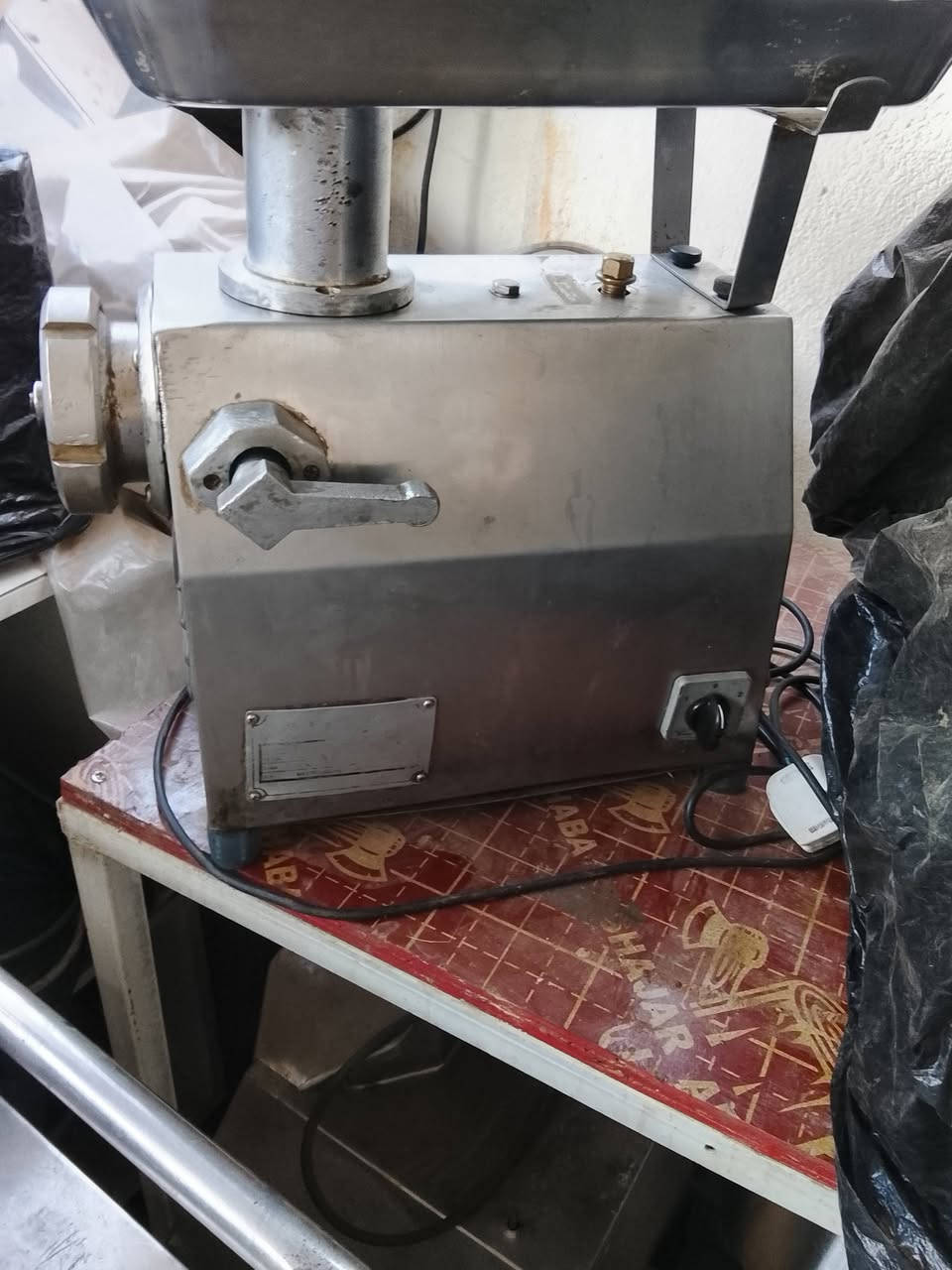 السلام عليكم اغراض مطعم للبيع مكينة ثرم حجم 32 سعر 350 الف مكينة ثرم حجم 22 سعر 250 الف خلاط حمص 10 لتر سعر 300 الف خلاط حمص 5 لتر سعر 200 الف قطاعة خضار مع 5 اقراص بسعر 350 الف بغداد هاتف ***********
