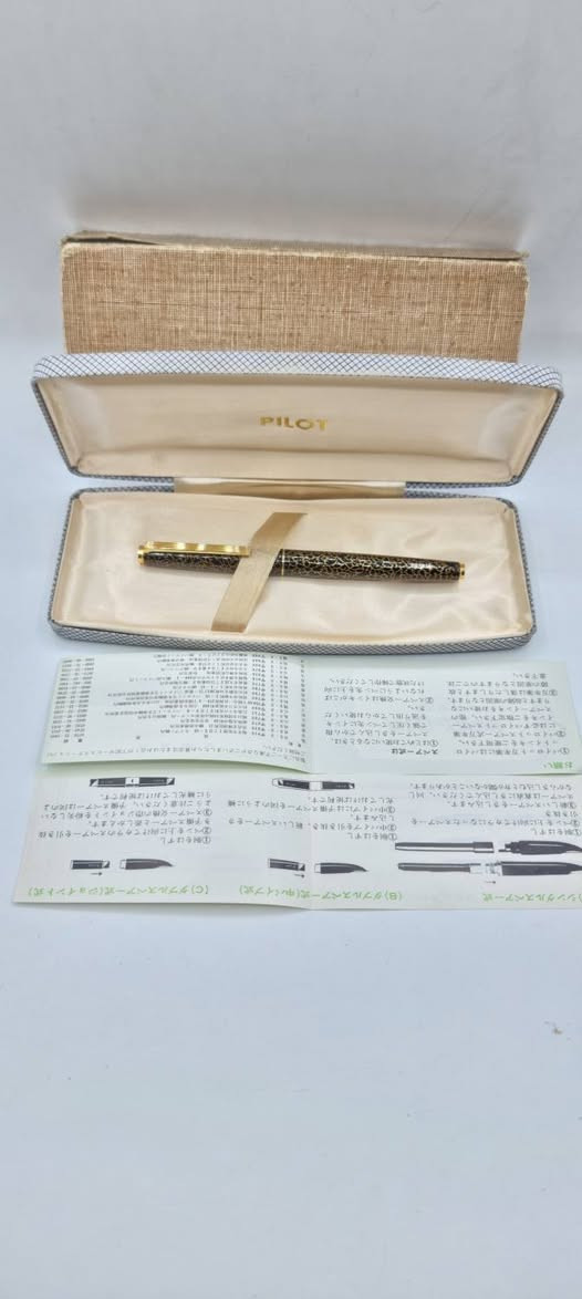تحية طيبة  ،،، 
             #قلم_حبر_بايلوت_ماكي_ PILOT MAKE 
              الصنع : يابان اصلي  ، MADE IN JAPAN  ، 
    #جديد غير مستخدم  ، إنتاج #قديم  ، بالعلبة #الأصلية  ، 
           سلاية : مصنوعة من #الذهب عيار  18K/750  ، 
مصنوع من #مادة_الراتنج_الثمين / #نقشة_جلد_الفهد ، 
مورخ بتاريخ الصنع  ( 77) إنتاج السبعينات ، كامل #الملحقات  ، 
السعر : 235 الف ، 
يوجد توصيل  .


**إذا كنت صاحب هذا الإعلان وتريد حذفه لأي سبب، رجاءا أرسل رسالة إلى الدعم الفني**