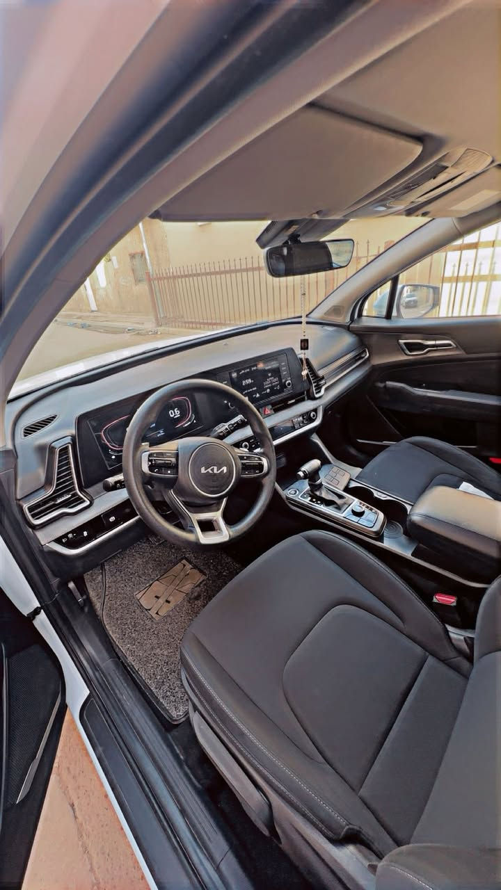 إسلام وعليكم سبورتج 2024السياره مكفوله على وضع الشركه فول عدا الفتحه ماشيه 27الف بيها بس رصعه بسيطه بل دعاميه خليجيه السياره بانزين $218وبيها مجال 
***********
