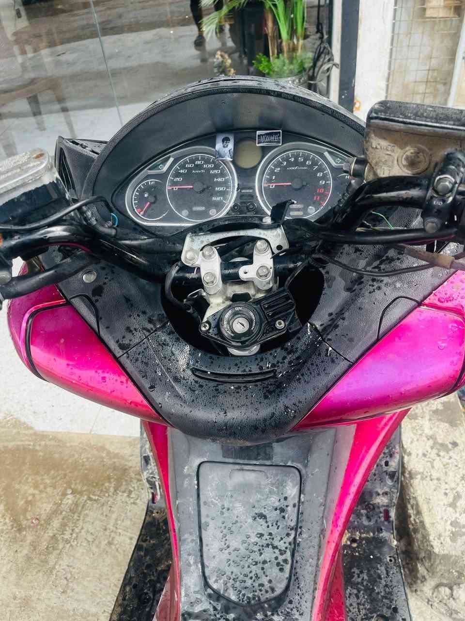 سلام عليكم دراجة سلفر ونج GT محرك مكفول قايش جديد كلاجات امامي خلفي جدد اصليات كفرات الدراجة تعبانة محرك ٤٠٠ لبيع السعر مليون و٤٠٠ مكاني بغداد زعفرانية اتصل غير متواجد عل نت ***********
