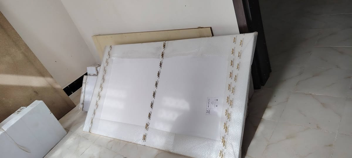 غرفه نوم تركي بيضه بعدها ما مشدوده بكراتينها ما مفتوحه من الكراتين يعني ولا مره مشدوده نفس ما موضح بالتصوير 
للبيع مكانها نجف علوه الفحل 
للاستفسار الاتصال على الرقم *********** بي واتساب
