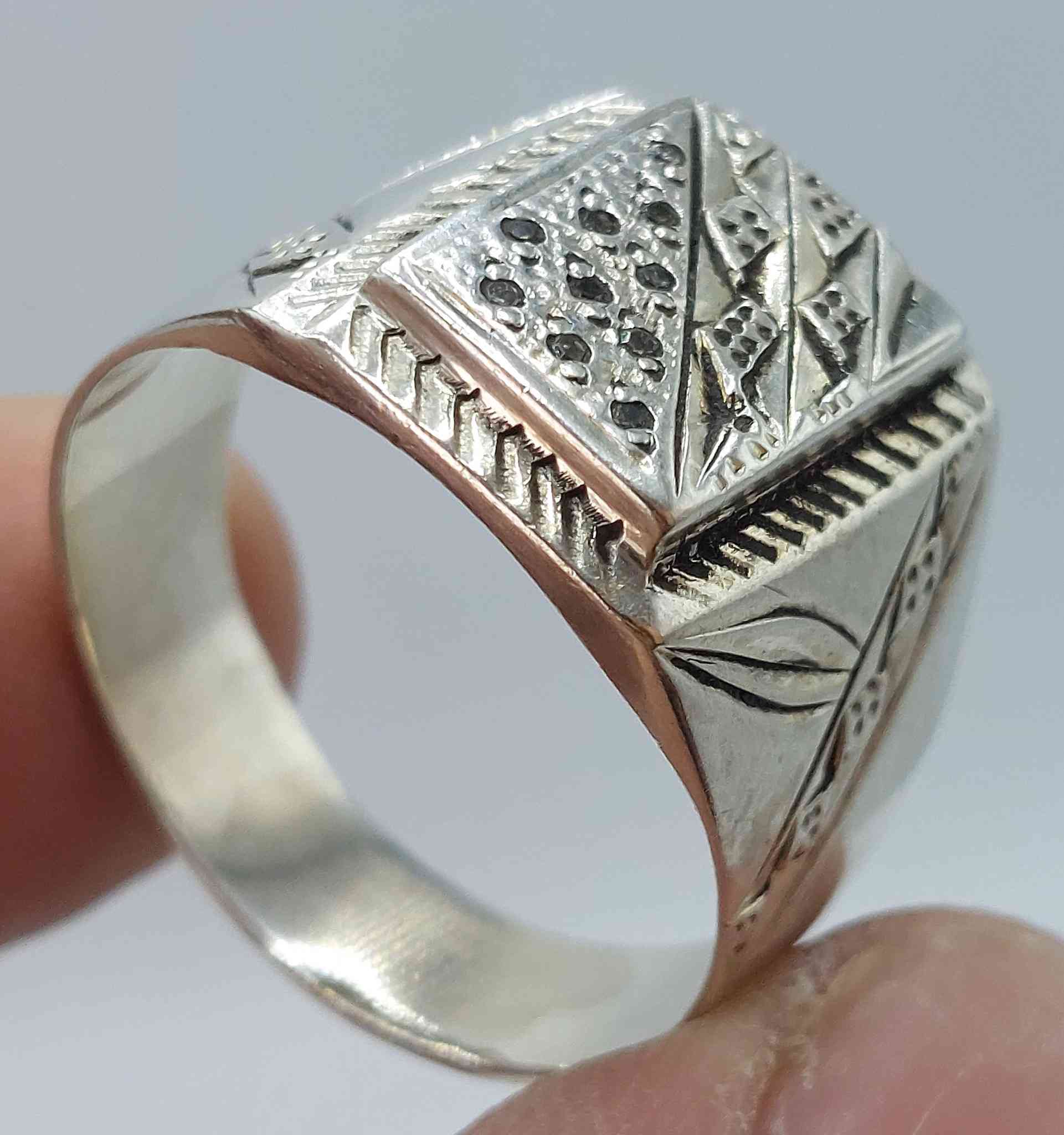 خاتم فضة 10 ماسات ناعمات قياس 26 بغداد ***********
