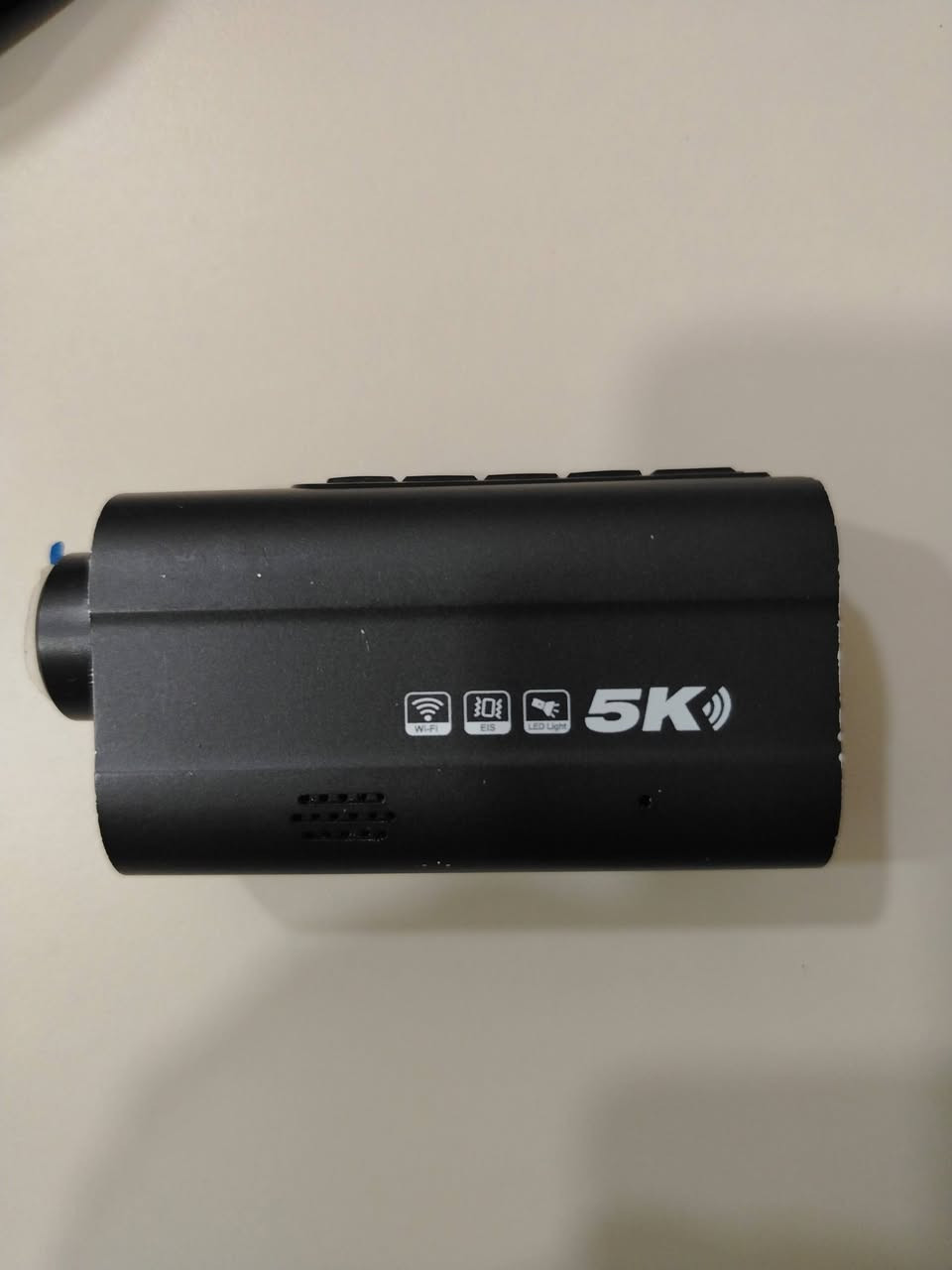 (Sport Recorder)
كاميرا دراجة رياضية بدقة 5K مصممة خصيصاً لعشاق ركوب الدراجات والأنشطة الخارجية. تأتي هذه الكاميرا بعدسة عالية الجودة قادرة على تسجيل الفيديو بدقة 5K بمعدل 30 إطاراً في الثانية مع دعم التقاط الصور الثابتة عالية الوضوح. تحتوي أيضاً على مصباح أمامي مدمج يُسهل التصوير الليلي والحركة في الإضاءة المنخفضة. كما تدعم الاتصال عبر Wi-Fi مما يتيح نقل الملفات مباشرة إلى الهواتف الذكية أو الأجهزة اللوحية بسهولة. تم تصميم الجسم الخارجي ليكون مقاوماً للصدمات وخفيف الوزن مما يجعلها مثالية للتركيب على المقود أو الخوذة أثناء القيادة.

 مميزات المنتج: 
- دقة تصوير 5K بمعدل 30 إطار/ث
- إمكانية الاتصال اللاسلكي Wi-Fi
- مصباح إضاءة أمامي مدمج
- تصميم مقاوم للصدمات وخفيف الوزن
- إمكانية تركيبها على الدراجة أو الخوذة
- تدعم التصوير الليلي والفيديو والصور الثابتة
 #كاميرا, #دراجة, #تصوير_رياضي, #5K, #واي_فاي, #اكسسوارات_خارجية #كاميرا_دراجة الرياضية


**إذا كنت صاحب هذا الإعلان وتريد حذفه لأي سبب، رجاءا أرسل رسالة إلى الدعم الفني**