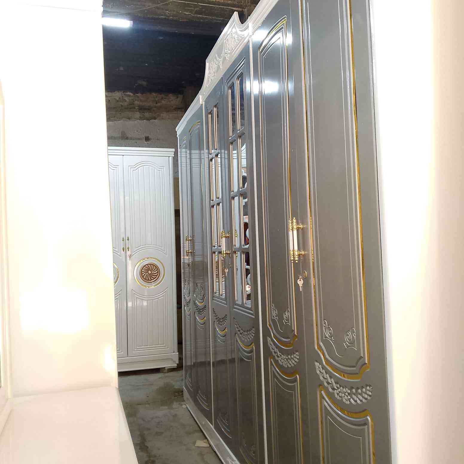 يالله غرفه سته قاطين شغل عراقي فصال تركي الوجه 12 ملم الداخل اربع ملم صاج طبيعي لون افوايت برصاصي وبيه اف وايت بدون رصاصي عنوانه حله جميع الموديلات تواجد اتصال برقم ***********
