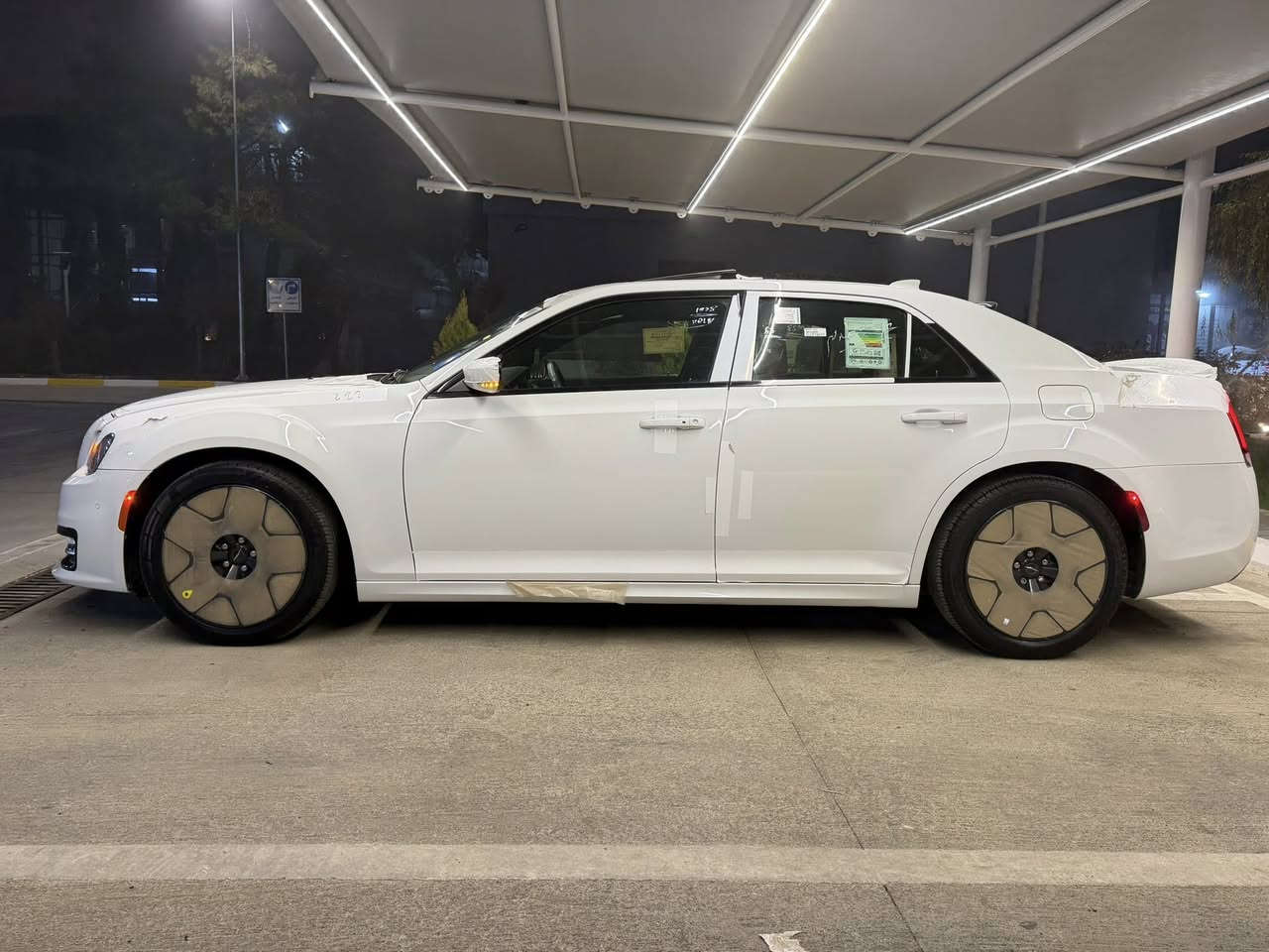 سلام عليكم
كلايسلر 300S
2020
كلين تايتل 
ماشيه 45.000
رادار امامي 
نقطه عمياء
داخل احمر
برده خلفيه بلادي
2كشن ⚡️ كهرباء 
كشن خزن 
ستيرن كهرباء +هيتر
كشنات تدفئه وتبريد امامي خلفي 
ترحيب عند دخول 
٦ حساسات أماميه بلادي
٦ حساسات خلفيه بلادي
سقف بانوراما 
تشغيل عن بعد 
شاشه كبيره
عداد 260 خليجي 
ويل حجم 20
سماعات الباين 
لايت متحرك عدسه 
فول LED
كفاله عامه من كلشي بشرط لفحص سياره بسمي هزه وبرادجديد 
***********
