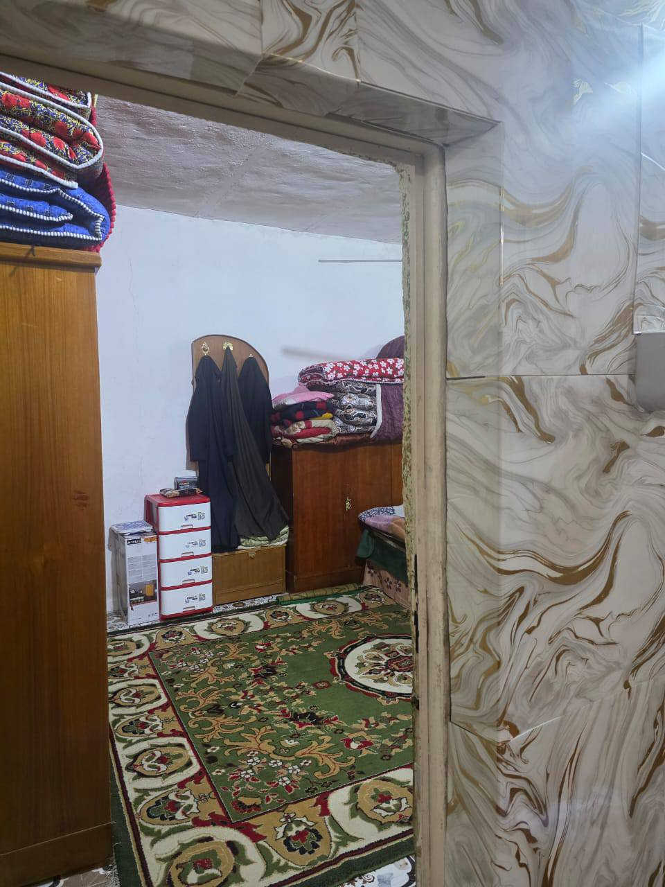 دار سكن للبيع منطقة ال معالي قرب الشارع العام مساحة ٢٠٠م غرفتين وصاله ومطبخ وصحيات وبراني وكراج سياره ومحل  السعر ٤٠ وبي مجال استفسار اتصال*********** أو واتساب ونكون بخدمتكم
