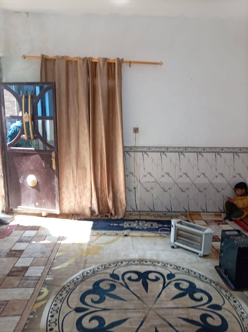 بيت البيع مساحته 120 متر 👈عقد زراعي 117 قاط  ونص بس الغرفه الفوك سكف سندويج البيت كله مسلح سراميك  البناء بلوك 3 غرف نوم وستقبال ومطبخ وحولي وحمام داخلي وتواليت خارجي تبليط بضهر البيت 👈 بلنزله جاي من القريه ثالث فرع👉  المو من المنطقه راح اوصفله العنوان بغداد👈 منطقت بوب الشام👉 بلنزله جاي من القريه ثالث فرع  مصوره البيت مقطع فيديو يدخل علي خاص ادزله مقطع فيديو مال البيت يشوفه👈السعر 36 وبي مجال👉 اتصال ع رقم او خاص عادي بي وقت *********** واتساب👉
