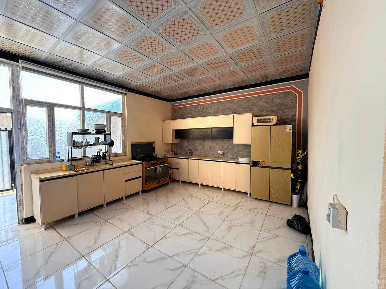 دار سكن للبيع جلولاء حي الخضراء
الفرع مالته 15 م 

استقبال 6*4 وغرفتين نوم 5*4 وصالة 8*5 ومطبخ 5*4
حمام داخلي وصحيات خارجية 
البيت فول سيراميك الارضية وسقف ثانوي 

متوفر كافة الخدمات شارع تبليط وماء اسالة 

المساحة 170 متر 

للاستفسار ***********
