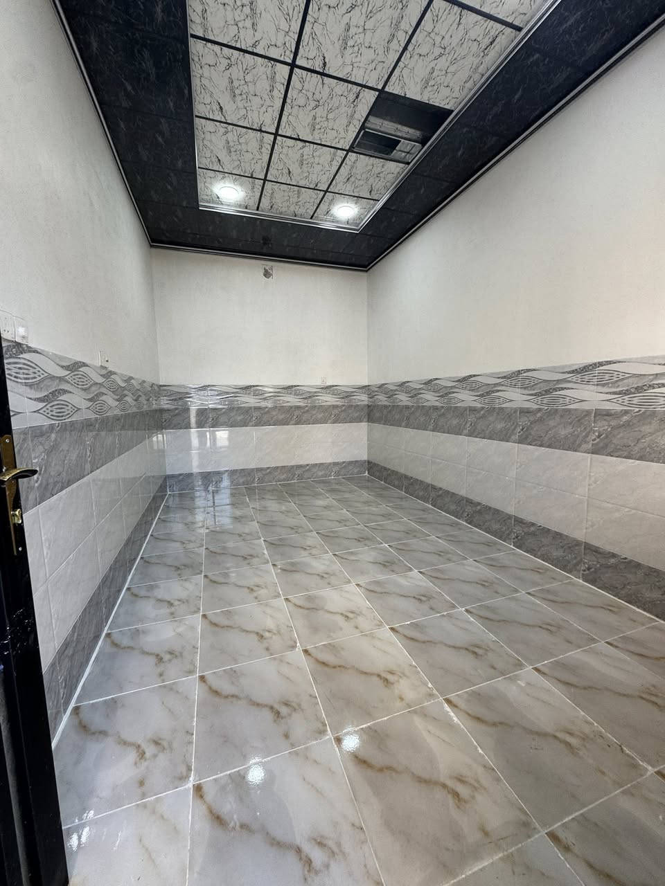 دار للايجار المساحة 100 م طابق ونصف مربع
الموقع يارمجة الشرقية خلف بانزيخانة قصر السلطان 

الدار بناء حديث زيرو مامسكون 

يحتوي على 3 غرف نوم وهول ومطبخ واستقبال وصحيات 

خدمات كامل ماء وكهرباء وتبليط 

البيت سيراميك وبورسلين وسقوف ثانوي وابواب بلاستك فول مواصفات 

             (((سعر بدل الايجار 300 قفل )))

استفسار مراسلة الصفحة او اتصال 

*********** هاشم
*********** مهند
