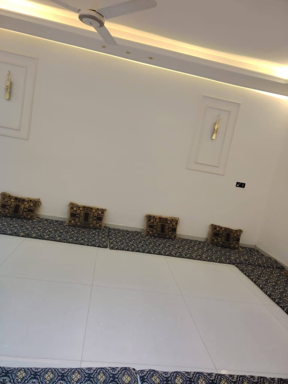 السلام عليكم
دار طابو زراعي سند 25
 نوع البناء 🏠طابوق صب كونكريت طابقين 
العنوان بابل المدحتيه شارع ملعب بيت نصيف 
ركن على شارعين 
خدماته كامله من ماء كهرباء مجاري تبليط 
عرض الشارع الرئيسي 9 متر 
المساحه 140متر 🏡
تفاصيل البيت 
عدد الغرف ٣
ستقبال
صاله 
مطبخ
السعر// 170 بي مجال
سنة البناء حديث 
للستفسار الإتصال على هذآ الرقم ***********
أو مراسلت الصفحه
