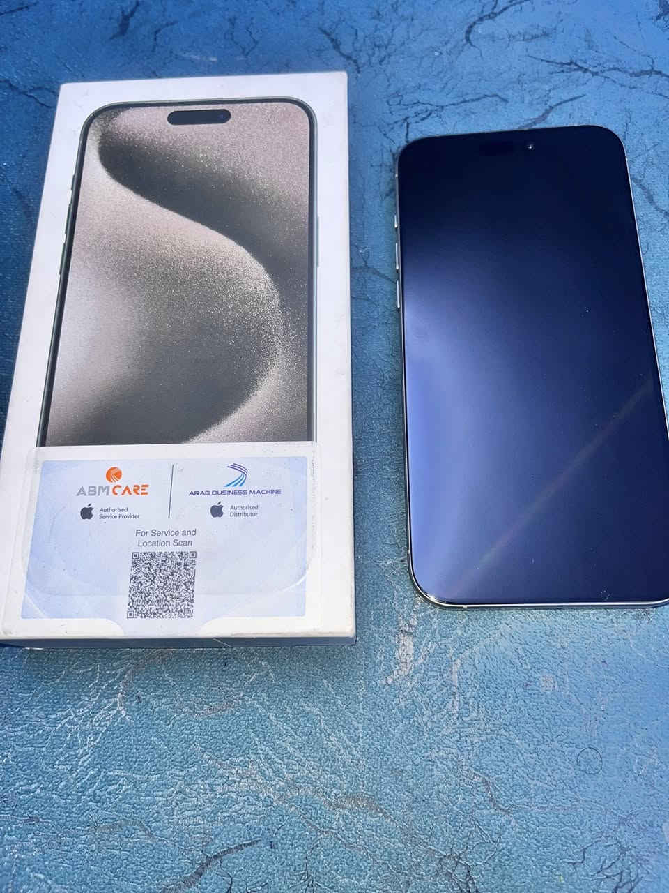 السلام عليكم
ايفون 15برو ماكس 
بطارية ١٠٠
عدد دورات الشحن ٢٤٤
مكفول مكاني بغداد مدينة الصدر ***********
