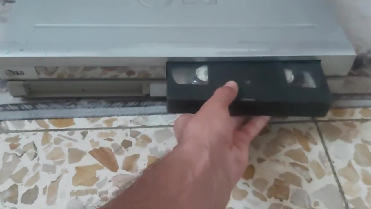ستلايت LG الأصلي والنسخة النادرة HD أبو الفيديو "شريط" 📼 ، أهواي ناس تدور عليه لأن عندهم شريط ذكريات سعره 50 ألف دينار وبي مجال 
عنواني التاجيات _ واتساب ***********
