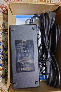 شاحن أصلي • وزنه ثقيل