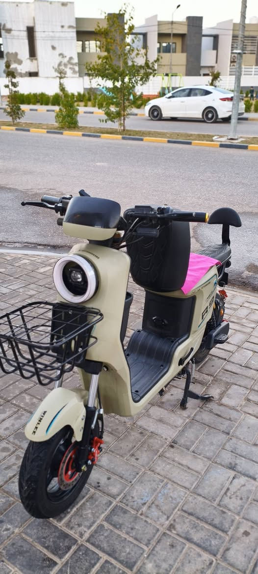 سلام عليكم دراجه شحن R9 للبيع
مواصفاتها ⬇️
1 نضام الباركنك P
2 نضام البك R
3 دبل اشاره ➡️⬅️ 
4 لايت عالي ناصي رماش 
5 ملف 2000 
6 شركه WINLEE
7 مكتابه موجوده 
8 سوجين كارتين بصمتين 
9 بطاريات ليثيوم 
10 قفل سترين 
11 بريك هايدروليك 
12 سرعته 109 🚀
13 أربع سرع 4 
غراضها كامله ما ناقصه ولا شي 
مكان نجف 
للستفسار  رقم الهاتف ***********
السعر 525 و بيها مجال
