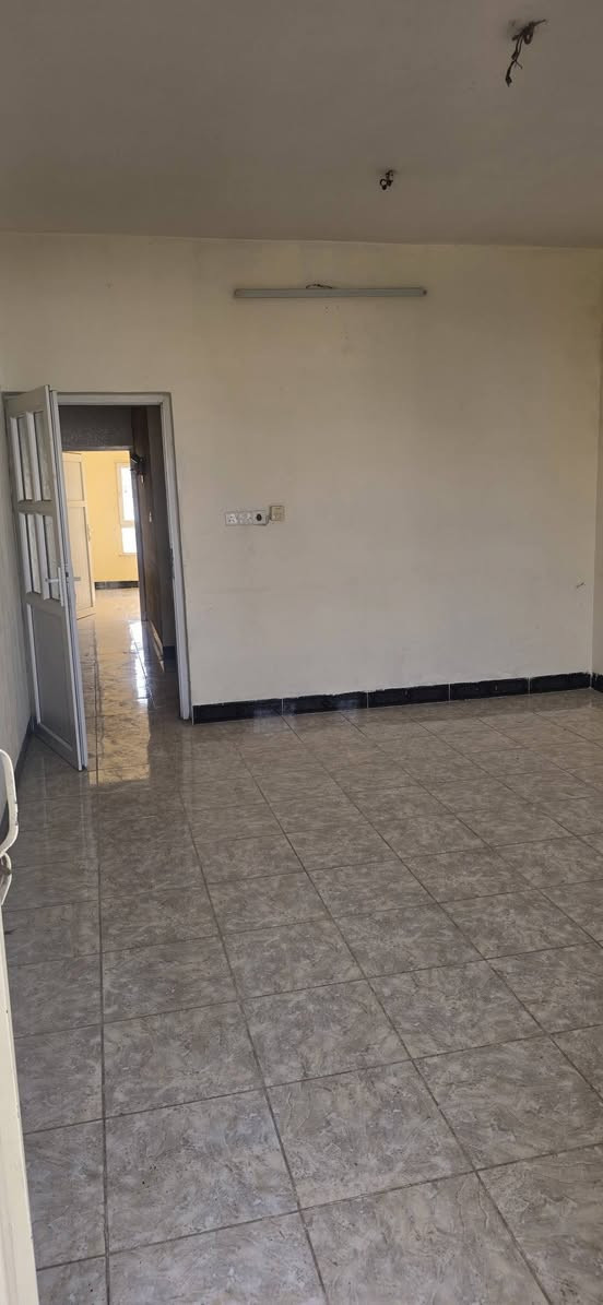 شقة طابق الثاني للايجار مساحة ١٧٠م عنوان خلف مول الزياد قرب الحسينية ام البنين غرفتين نوم وهول واستقبال ومطبخ وكراج سعر الايجار ٢٧٥الف ***********
