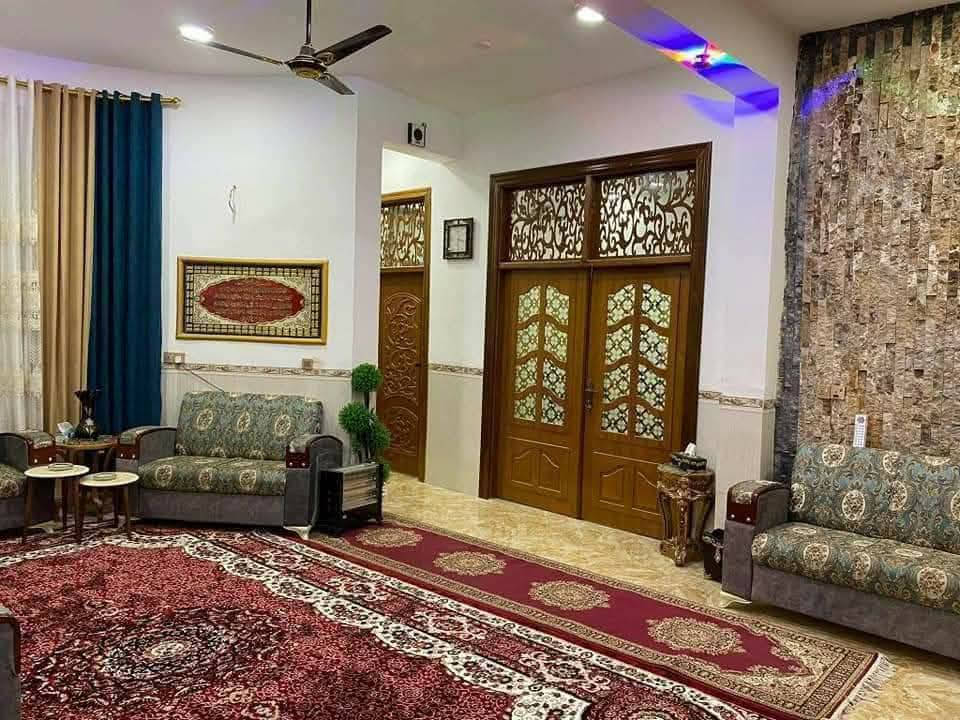 السلام عليكم
بيت للبيع طابو زراعي سند 25 مستقل
مساحه 400 متر مربع نزال 20*20 ركن
9 غرف 2 سويت 
بناء حديث صب مسلح طابقين 
الطابق الاول يحتوي على 
خمس غرف نوم اثنين منهم سويت
صاله 11*5 
استقبال كبير محيط بكل اجزاء البيت 
مجمع صحيات كامل 
مطبخ حار وبارد 
مناور عدد 3 محيطه بالبيت من كل الاتجاهات 
كراج البيت كبير مع مجمع صحيات خارجية
الطابق الثاني 
اربع غرف نوم 
مجمع صحيات كامل
استقبال كبير ع مساحه الطابق الثاني 
سطح اول وسطح ثاني 
واجهه حجر من التطعيم 
درج فرعوني اتجاهين 
نظام البيت منفصل الطابق الاول عن الثاني من حيث 
الماء والكهرباء والمجاري 
الموقع....شارع 80 خلف بانزين خانة الاضواء مباشرة
سابع بيت عن الشارع العام
***********
