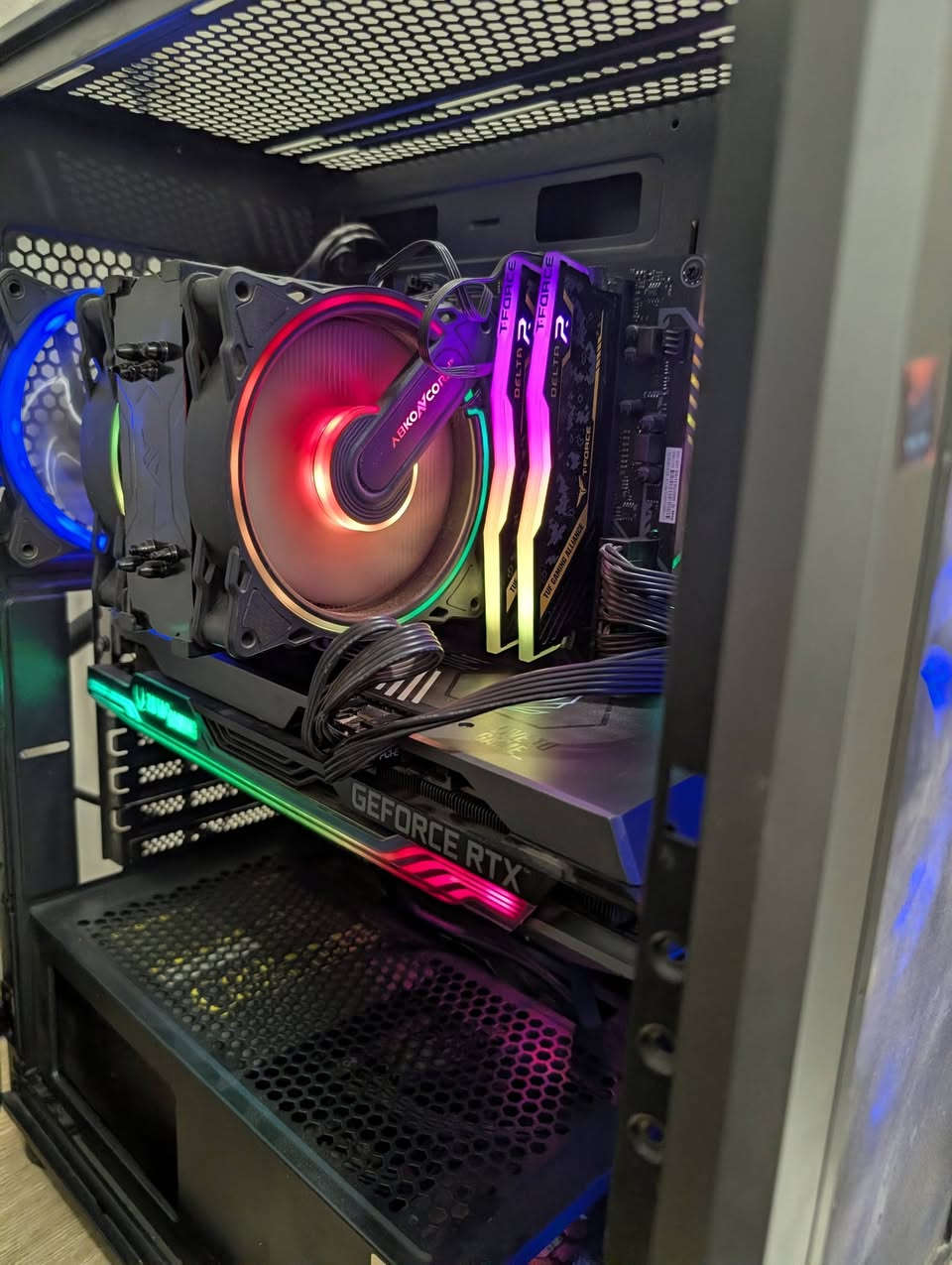 تجميعة قوية جداً لل2k
المواصفات :

Cpu: R5 5600x

Gpu: Rtx 3080 10 gb zotac 3x

M.B: cvn b550 gaming pro

Ram: 2×8gb 3200mhz t-force

Storage: micron 512gb nvme m.2

                +1tera sata seagate

Psu: Segotep 850w gold+

للتواصل خاص او واتساب ***********
