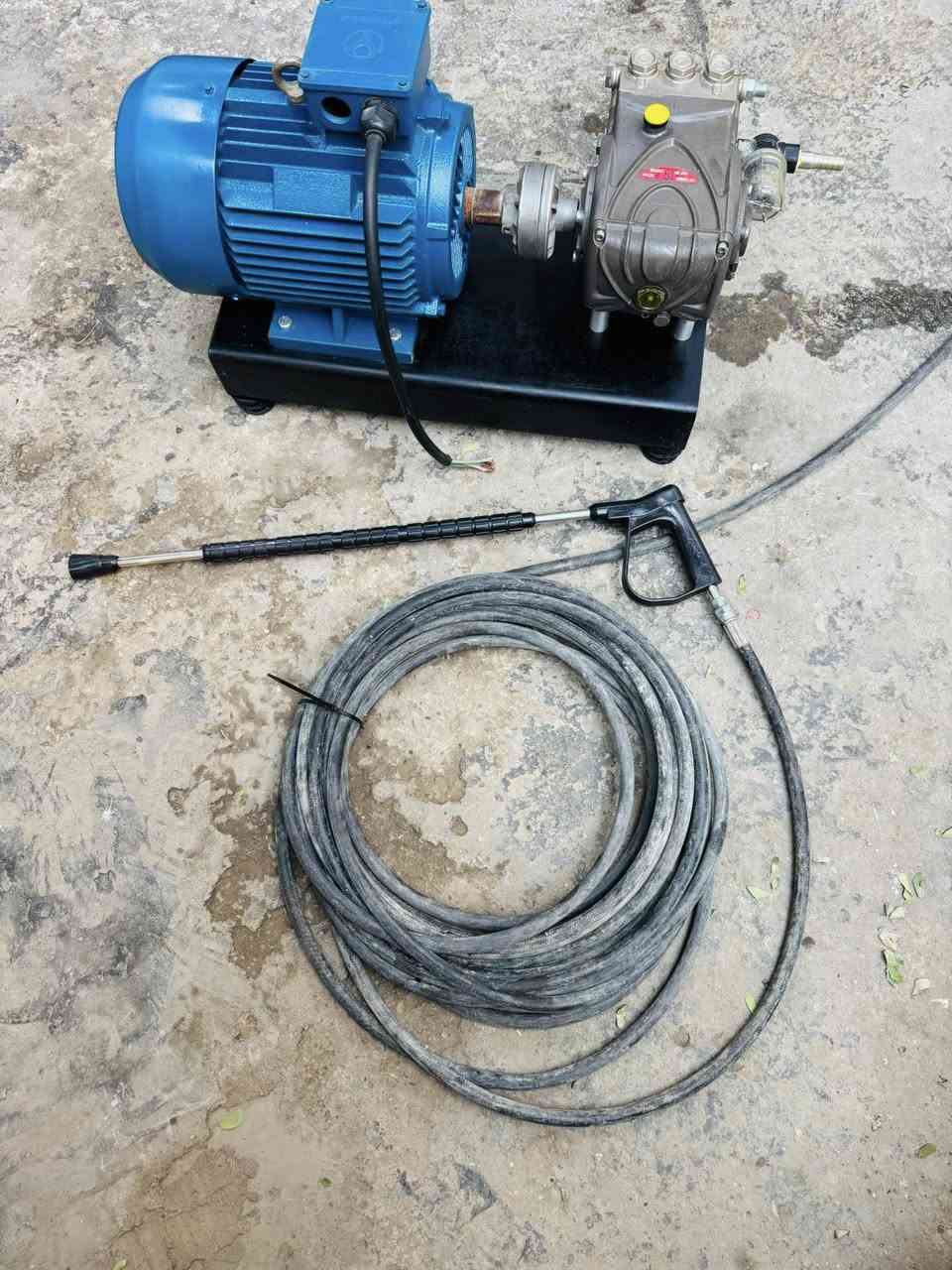 مضخة إيطالية 200 بار 
ماطور 7 ونص حصان 
صوندة 25 متر مسدس طويل 
مستعمل قليل نظيف جدا دفع قوي جدا 
السعر 750 الف مكاني بغداد 
***********

