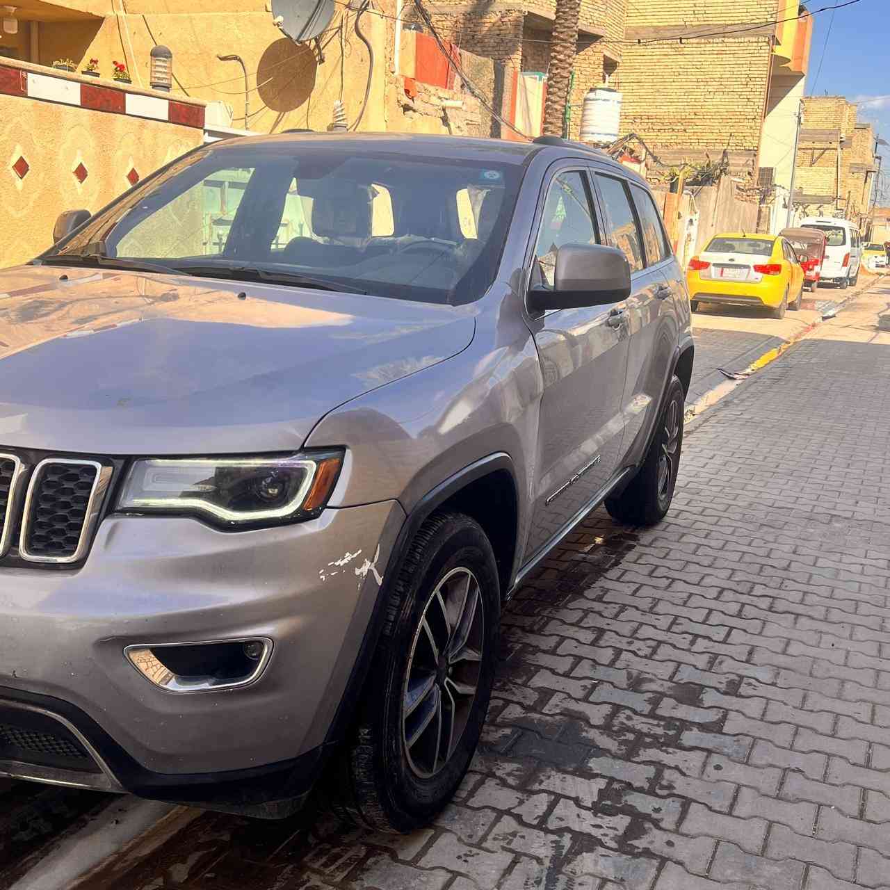 السلام عليكم
جيب شيروكي

موديل 2020 

رقم بغداد باسمي انكليزي

المواصفات 

- محرك 6 سلندر 3600  
 

- لد امامي

- حساس خلفي

- كاميرا خلفيه بلاد

- شاشه بلاديه

-داخل اسود

- كشات جلد

- الكشنات الاماميه كهرباء

- تدفئه تبريد فول

- مخرج كهرباء

- المري تعتيم للضوء

- رادار جانبي

_رادار خلفي

صوره السونار داخل منشور
سعر ٢٢٥ 

السياره جاهزه من كلشي اضرب كير واطلع
مكاني بغداد شعله ***********
