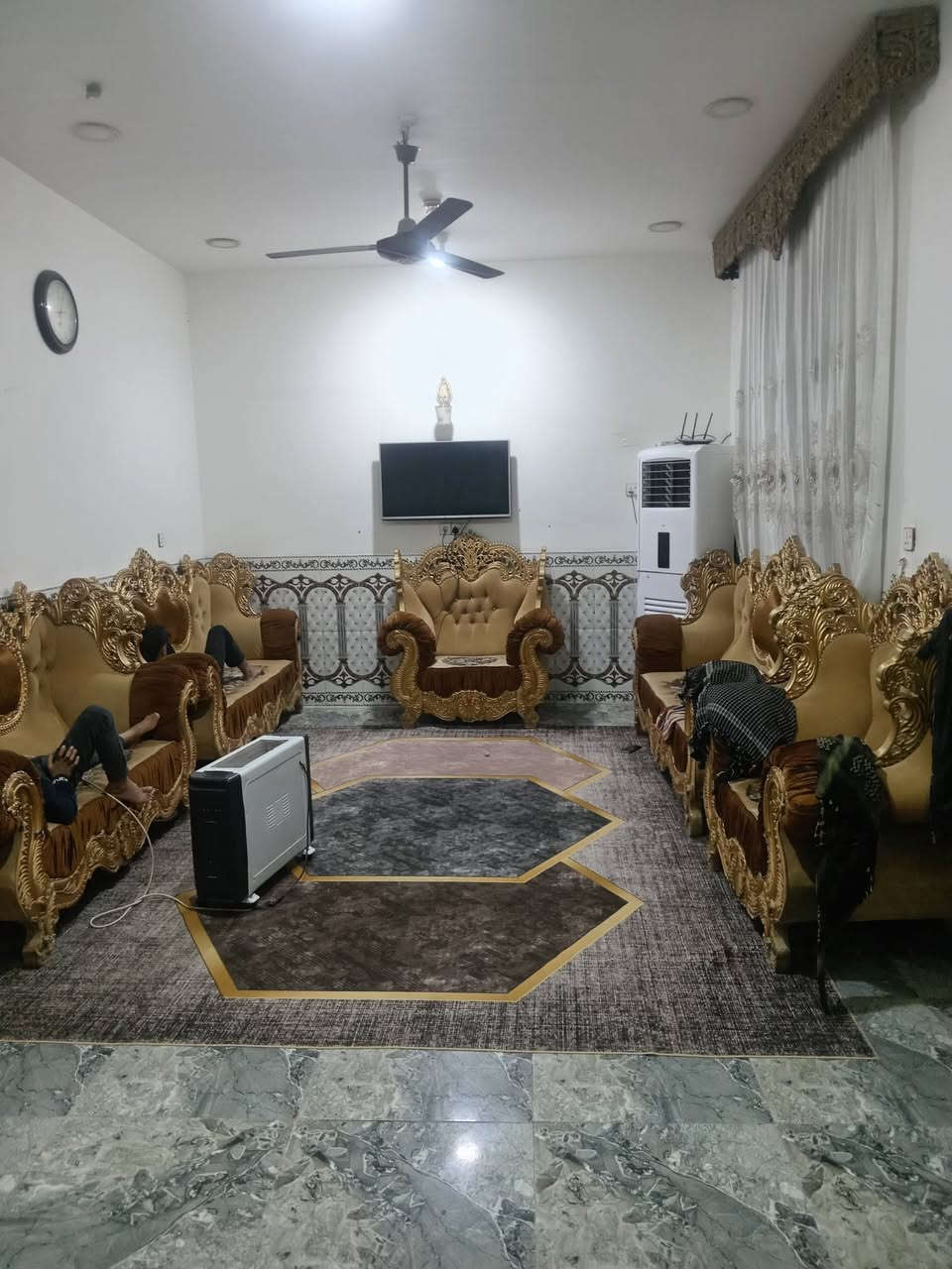 سلام عليكم بيت طابقين للبيع المكان السفحه الثانيه قرب جسر شيرازي اتصال ***********
