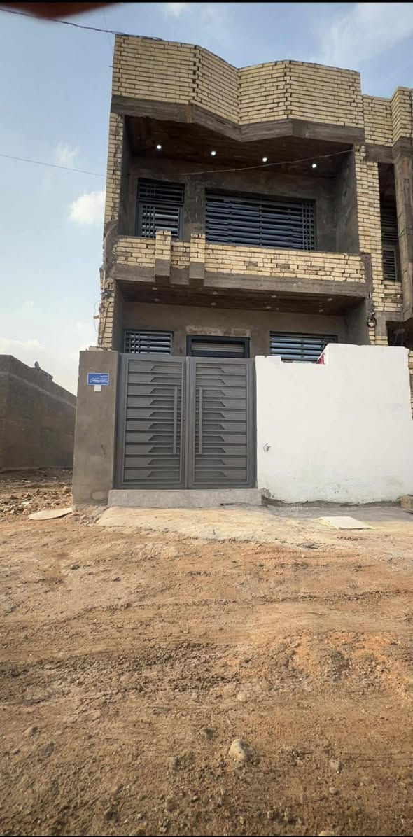 السلام عليكم بيت للبيع في منطقه ١٠/٣ منطقت ٧٠٠٠ قريب عل شارع مساحه البيت ١٠٠ متر البيت مدخلين استقبال وممر يحتوي على ثلاث غرف نوم والبيت كامل ونضيف نقص  فقط ارضيه وبيبان داخليه ومحجر  لمعرفت مراسله او الاتصال على رقم ***********
