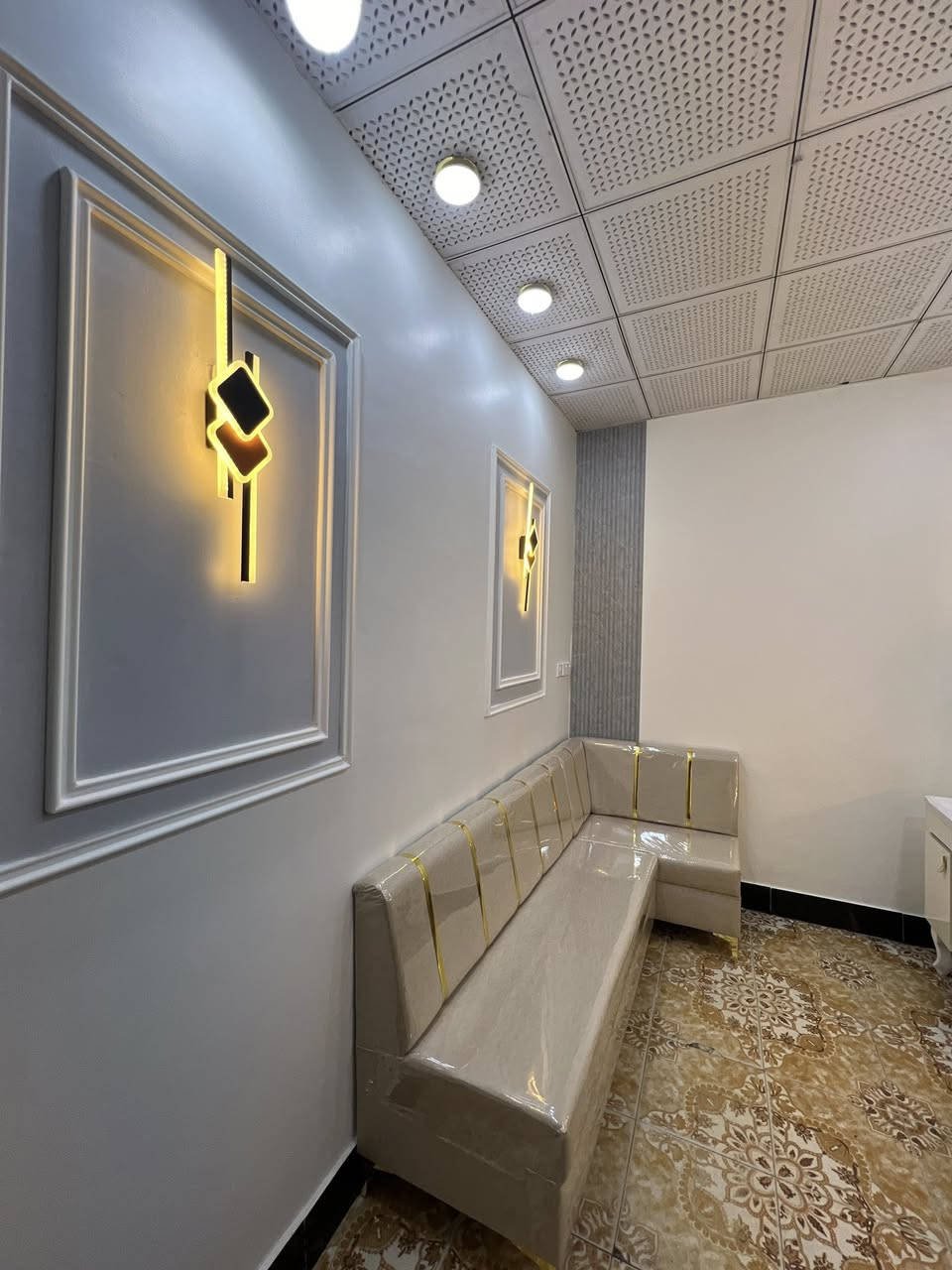 اعمالنا للديكورات الداخليه 
١.جبس بورد 
٢.  اصباغ داخليه وخارجيه (لجميع شركات )
٣.  تغليف بديل الشيبورد وبديل الرخام وبديل الخشب 
٤.تصليح وتنعيم الجدران 
٥.سحبات ولوحات بورك  فوم   

كل مايخص ديكور داخلي متوفر لدينا وأعمالنا داخل الصفحه صور وفيديوهات 

مكان /  واسط  كوت 

 تواصل   
*********** اتصال فقط 

*********** واتساب فقط 

او مراسله الصفحه 

وأحنه بخدمتكم ان شاءالله
