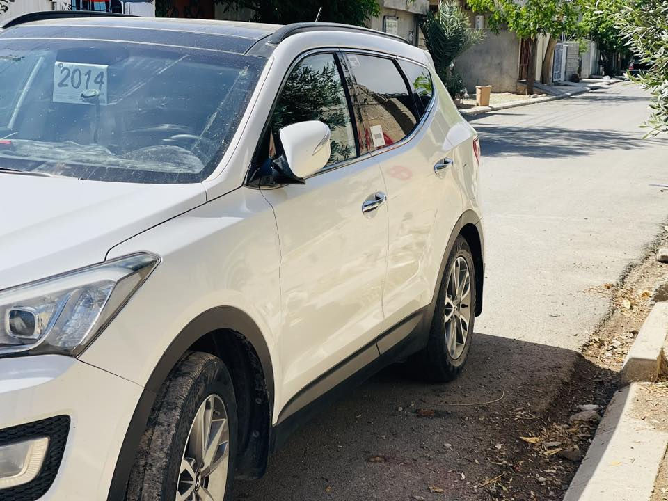 سانتافی مۆدێل ٢٠١٣ فول مواسەفات بێبۆیاخە مەکینەی نەکراوەتەوە ٤ پستۆنە بەعیب ١٣٠ هەزار ڕۆیشتە سەیارەکە هیمەعرەز نیە پەنورامایە سێ مۆدی لێخوڕین ئاوێنە ئیشارەت ڕەقی تازەیە 
شوێن/باوەنور 
ڕەقەم /***********
نرخ ١٧٠ مەعامەلە

