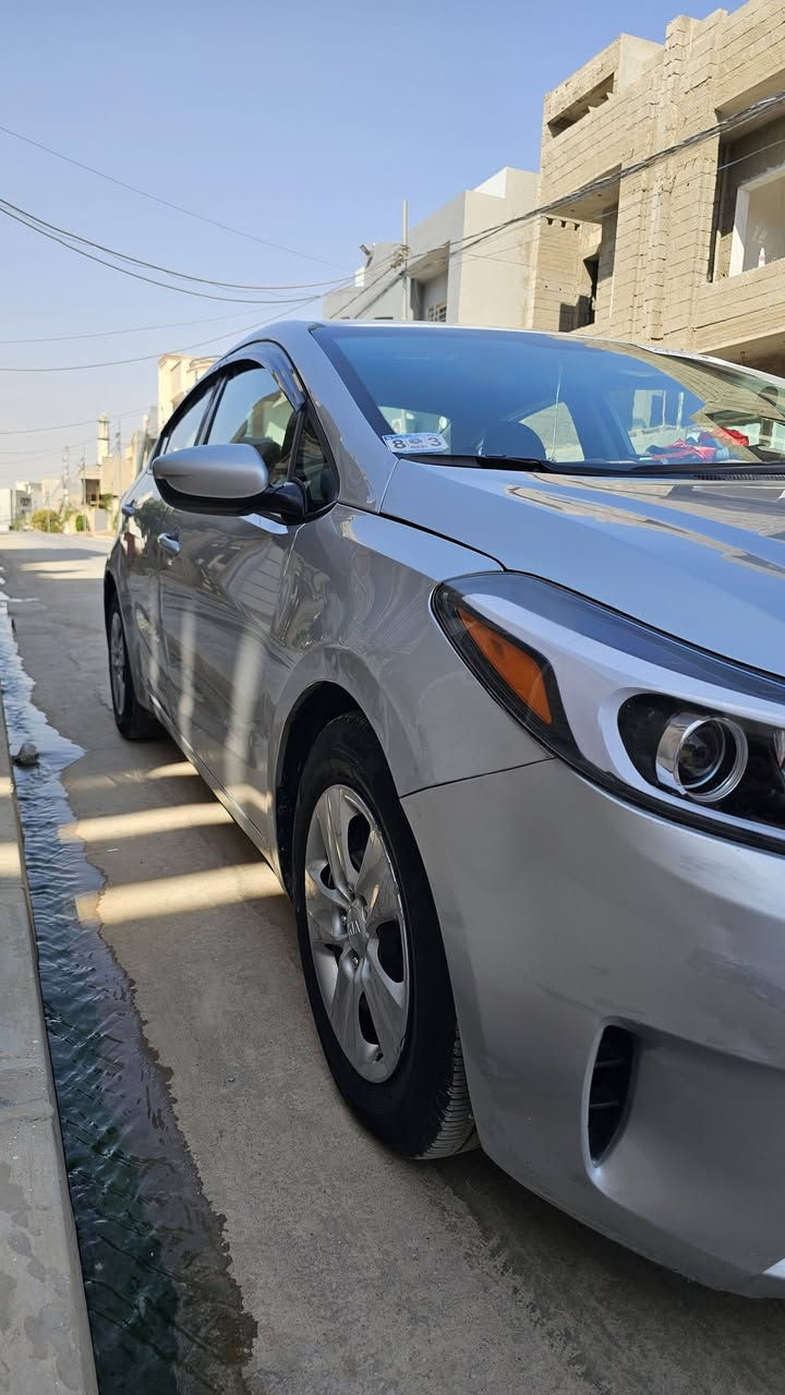 السلام عليكم 
كيا فورتي 2017
بأسمي مكينة 2000
رقم اربيل كامله هزة جديدة 
حادثها بنيد خارج العراق 
باب الخلف النفر بارد والصندوق بارد بدون صيغ (السعر)128بيها مجال بسيط 
الهاتف :***********
  :***********
