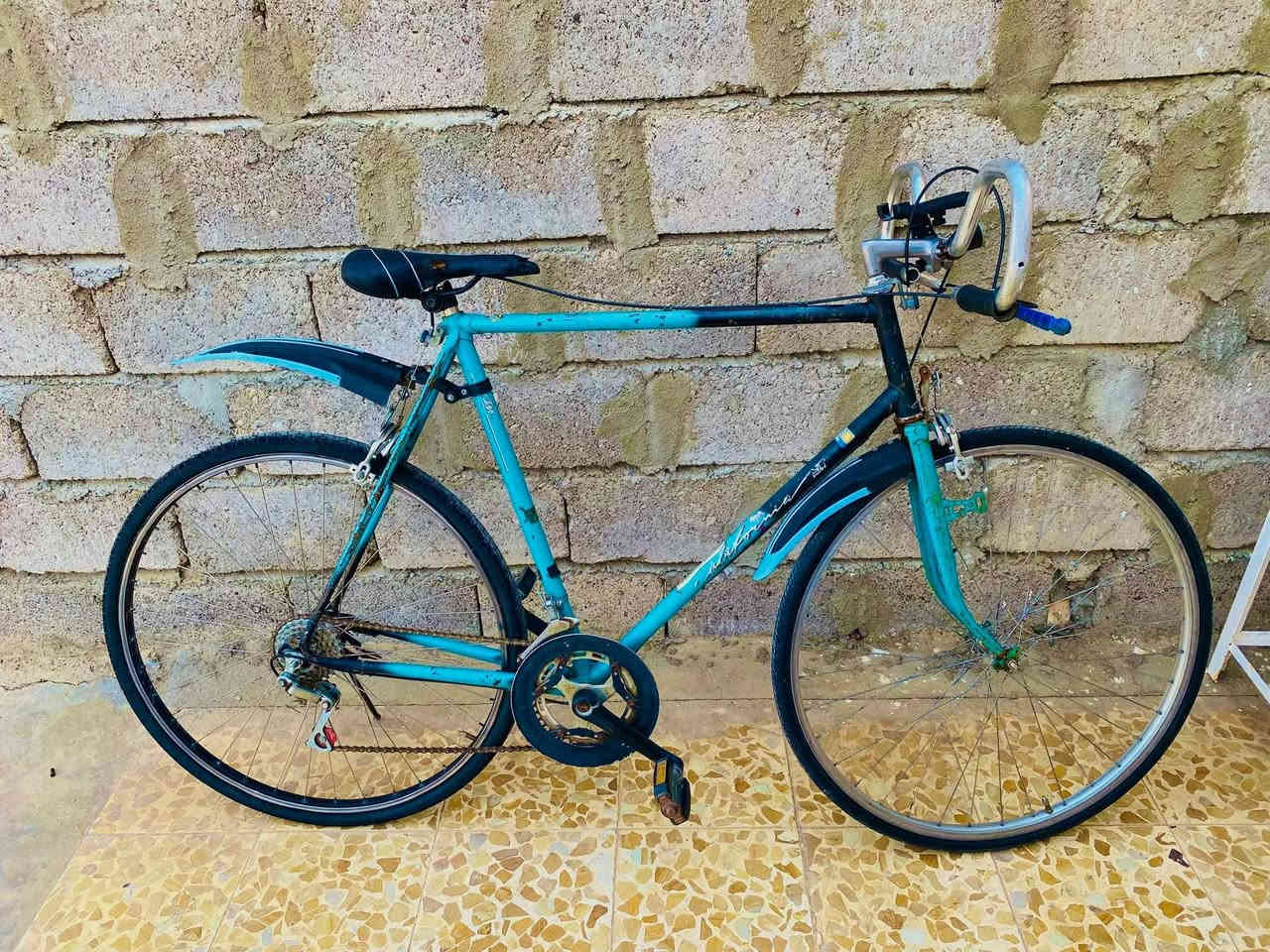 سلام عليكم 
متاح بايسكلات عدد ثنين للبيع ماركات مشهوره
حجمهم 27 
لون الاول اسود والثاني ازرك 
كله شغال شرط ونضاف تايرات جوابه جدد 
نمرات كله شغال
سعر الاسود ب 90
سعر الازرك ب 60
وبيهم مجال للطيبين 
مكاني قريب حمدانيه 
للتواصل خاص او اتصال ***********
