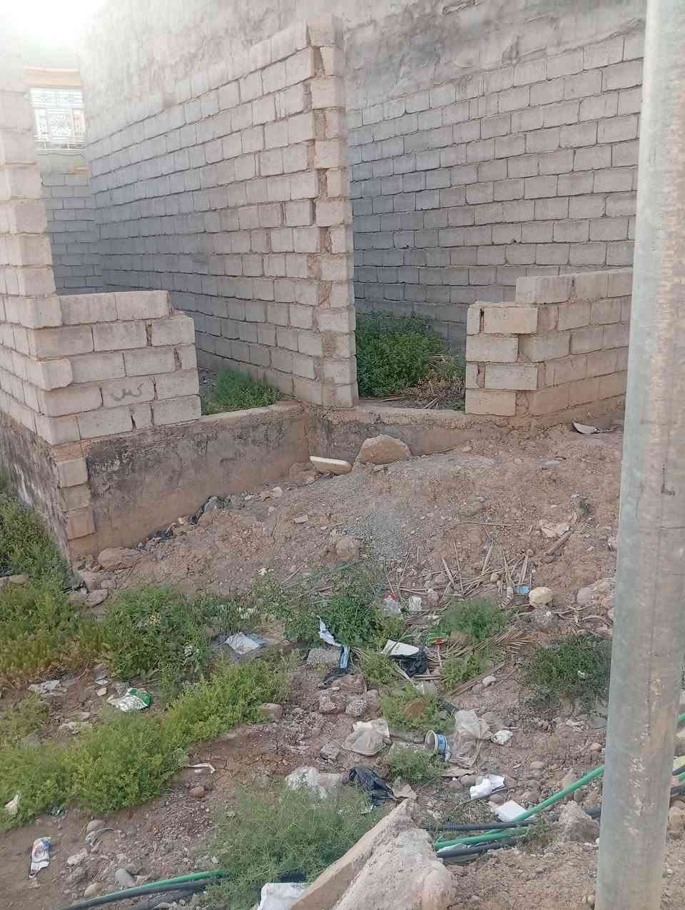 ياالله يتوفر هيكل ملك صرف زراعي سند 25 المساحه 100مترالسعر 25وبي مجال يحتوي على غرفه وصاله واستقبال ومطبخ وصحيات الواجهيه 5ونص والنزال 19واصل ماء وكهرباء وشارع عريض الخالص بالقرب من ملعب بيت جينه للأستفسار ***********
