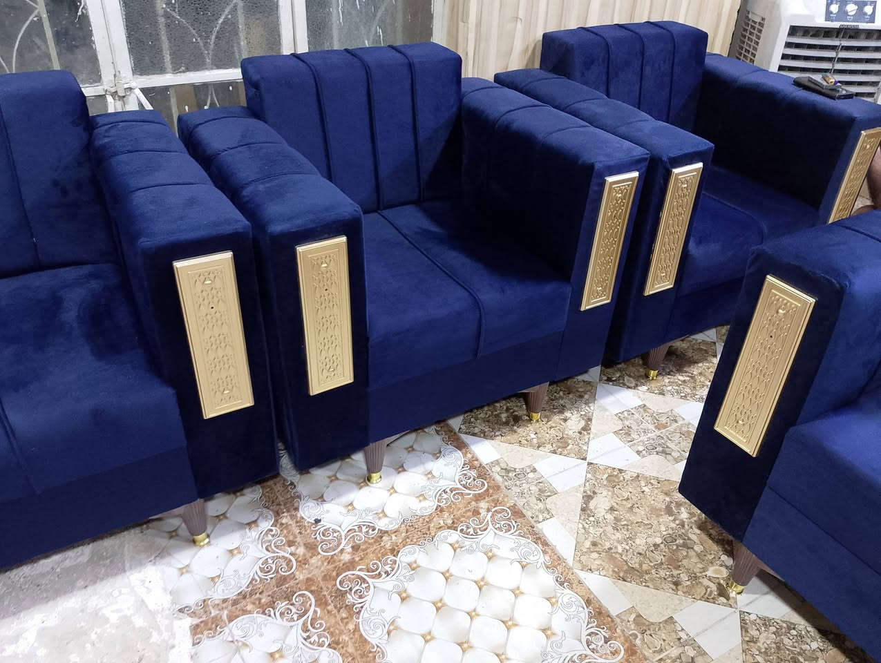 تخم ١٠ مقاعد للبيع نضيف جدا بدون اي ضرر مستخدم أقل الاسبوع جديد مفصل تفصال مو جاهز السعر ٤٢٥ بي مجال بصيط مكان بغداد اي استفسار خاص رقم الهاتف ***********
