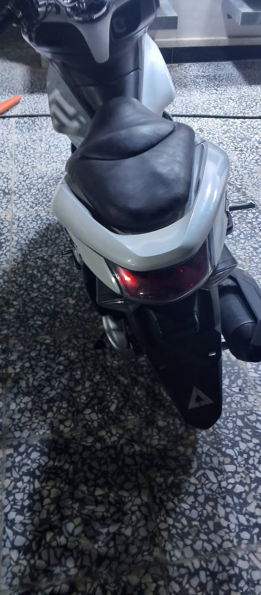 السلام عليكم دراجه. PSXجيل الاول حساس زدحام
مكينه 150  دراجه تخبل مكينتها ناعمه مثل ما موضح بصور سعر ،1300 بيها مجال لشراي العنوان بغداد المعامل الباويه ***********
