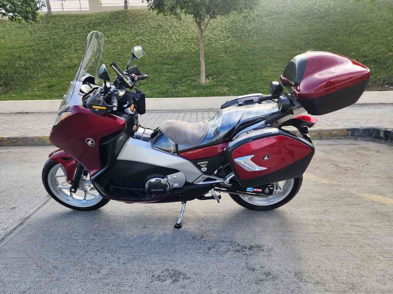 بسم الله الرحمن الرحيم

السلام عليكم

​دراجة هوندا NC 700 إنتيجرا (Integra) للبيع.

الماتور ما يحتاج وصف، ما شاء الله بالطبيعة أحلى من الصور. كل جزء بيها بشرط الفحص وما بيها أي مشكلة.

​المواصفات:

​نظام كوابح ABS

​كير أوتوماتيك + سبورت + عادي (تبديل يدوي)

​تدفئة يدات (دسك هيتر)

​نظام ملاحة GPS

​مشغل صوت MP3

​دبل سويتش بلاد (أصلي)

​تشغيل السلاسل الثلاثة وتحت الكشن كلها بسويتش واحد (مفتاح موحد)

​صبغ، كسر، أو شخط ما بيها نهائياً.

​السعر: 50 ورقة (5000 دولار) وبيه مجال للمعاملة.

​ملاحظة: رجاءً الإخوة اللي ما يعرفون بالأسعار لا يبخسون بحلال العالم، خلونا نحترم حلال بعض.

***********
