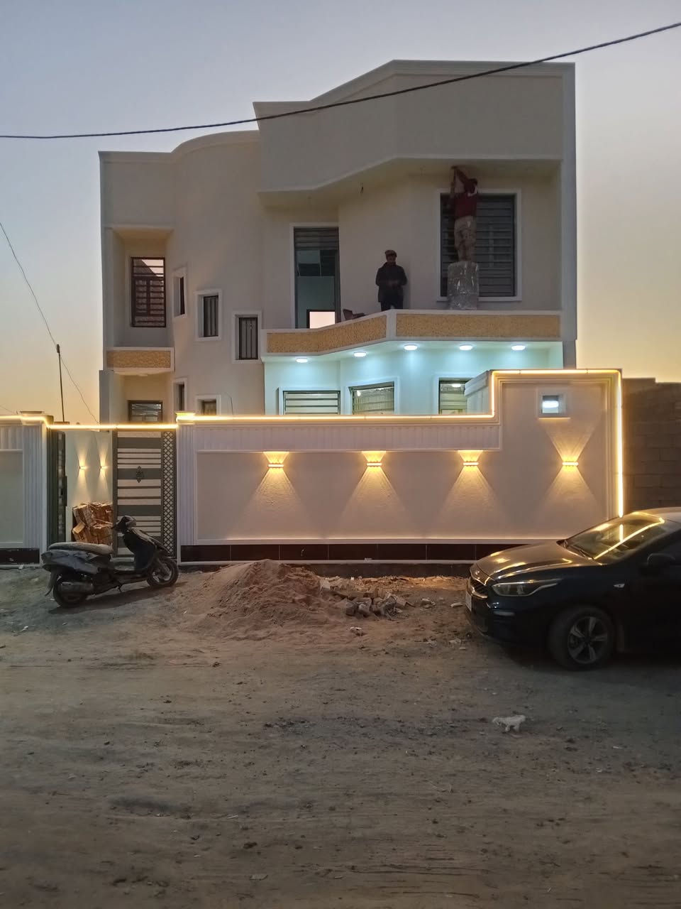 بيت للبيع زراعي مساحه 200متر بناء طابوق درجه أولا طابقين يتكون غرفه نوم اربعه 4 صالتين ومطبخ واستقبال وطارمه وصحيات داخليه وخارجيه المنطقه مخدومه كهرباء مجاري ماء السعر 125 علما مشمول بطابو بي وصل تمليك الناصريه لاسكان الصناعي دور سيد حمزه للستفسار ***********
