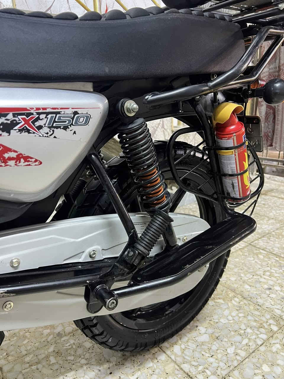 سلام عليكم شباب بوكسر مديل ٢٣ طالعه ب٢٤ دراجه كفاله عامه ربع مذب عليه بيه تجوه وسيبايه اصليه وبيه زنون وطفايه وقواعد مال تلفونات وجهاز دبل إشاره دراجه مال جناي ممشتغله دلفري بعده بلمعت الشركه وسعره مقارنه بل سوك مناسب عله نضافته تفيد الجناي والي عله باب الله والبياع شراي 
ماشيه ٢٦ مكاني شارع حيفا اتصل وتعرف السعر وكلشي كاتبلك 
*********** ودراجه رقم بغداد وباسمي تحويل ثاني يوم
