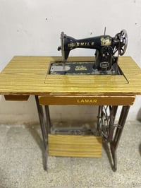 مكينة خياطة • ميز