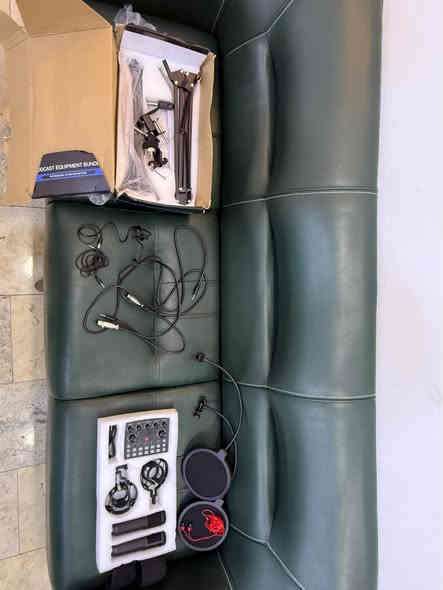 ⸻

🎙️ بكج تسجيل احترافي كامل للبودكاست والبث المباشر 🔥

جاهز تستفاد منه بكلشي — تسجيل، غناء، بودكاست، بث مباشر أو ستريم 🎧

🔹 المواصفات:
 • مايك كوندنسر عدد 2
 • كارت صوت احترافي 🎚️
 • ستاند ثابت + صوند كارد + فلتر هواء
توصيلات مع هتفون
 • كل الملحقات الأصلية جاهزة داخل البكج جديد غير مستخدم

✅ صوت نقي وواضح
✅ سهل التركيب
✅ مناسب للمبتدئين والمحترفين

💰 السعر: 40 الف
مكاني بغداد الدورة
***********
*********** بغداد
