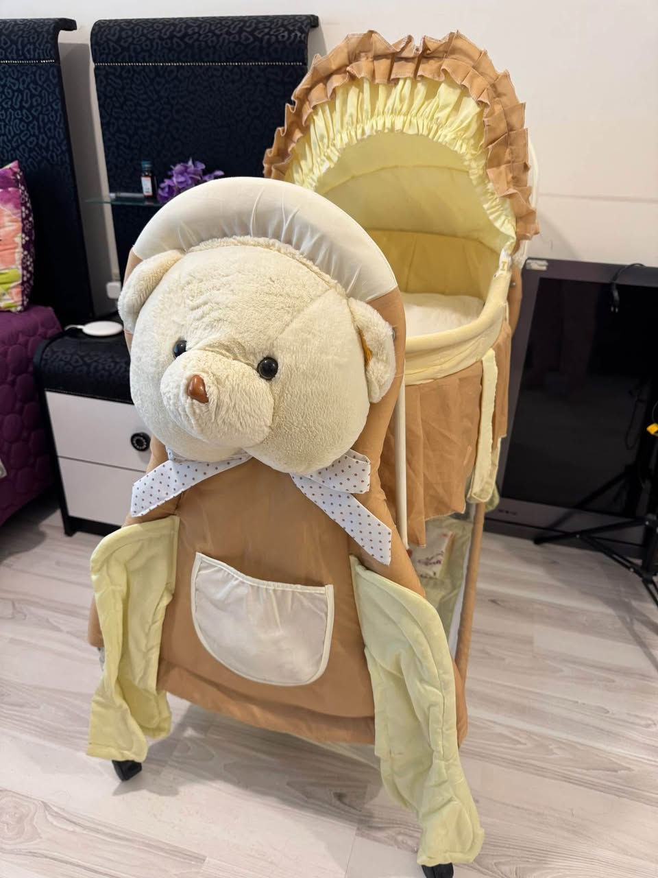 سرير هزاز حلو كلش لون بيجي و اصفر عملي جدا مستعمل قليل  ونظيف  بيه مكان خزن اغراض بالاسفل و دبدوب كبير ديكور و ناموسيه أربيل, العراق


**إذا كنت صاحب هذا الإعلان وتريد حذفه لأي سبب، رجاءا أرسل رسالة إلى الدعم الفني**