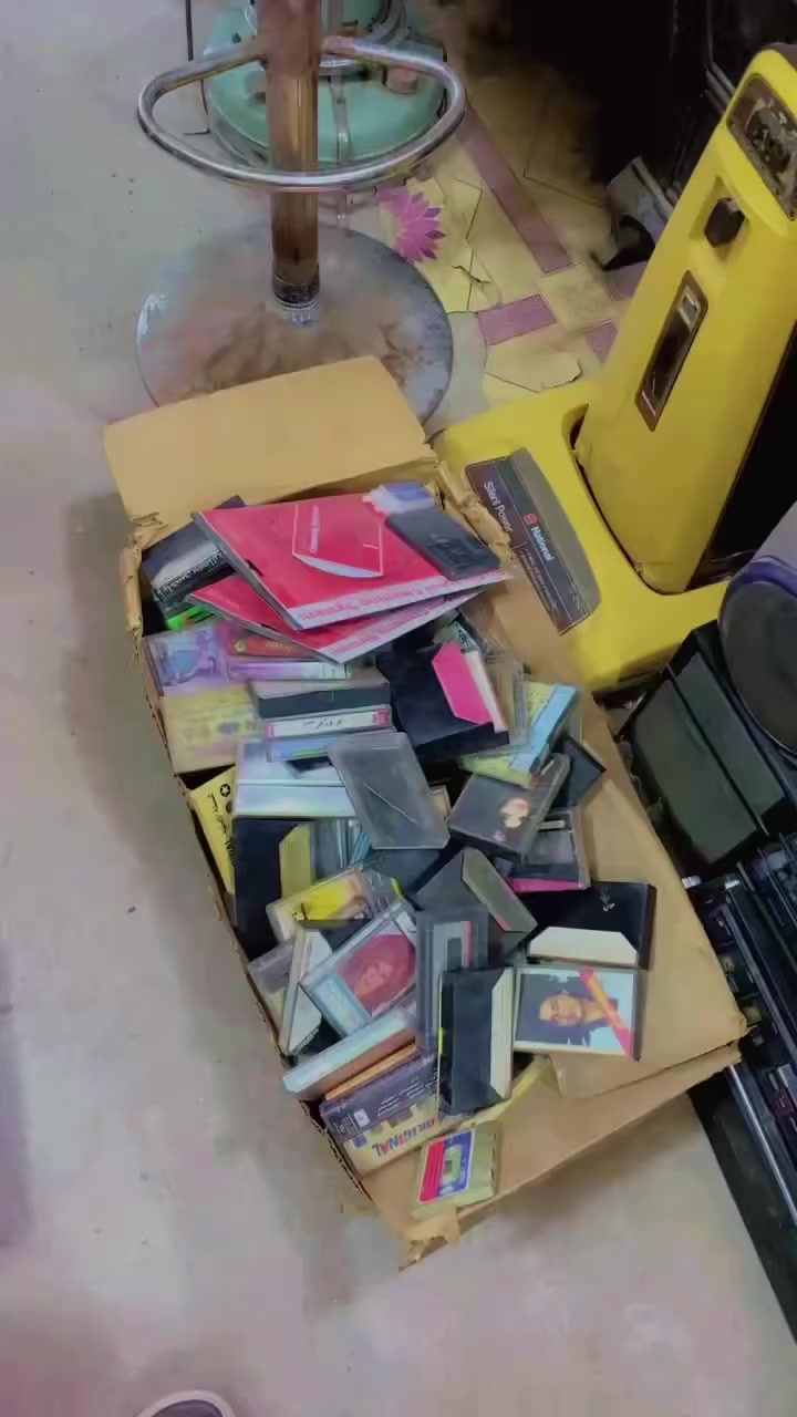 كاسيتات مشكل عراقي وقليل عربي قديمه للبيع ***********
